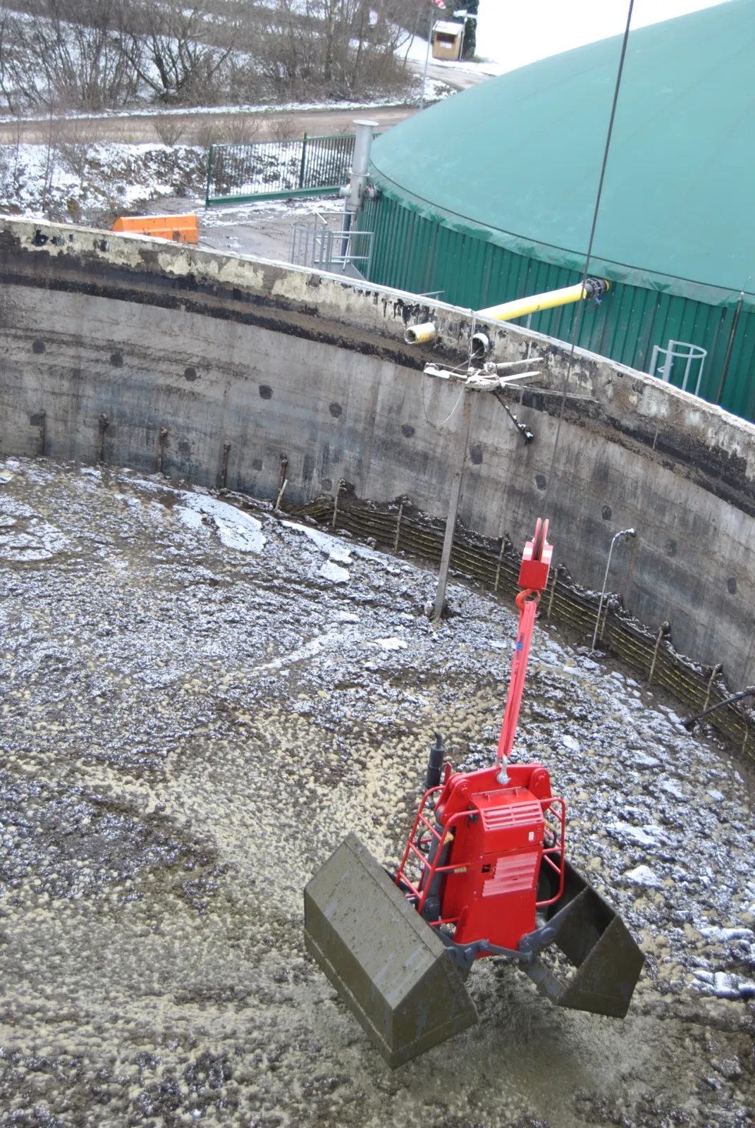 Orts DHZ 3cbm - fully radio controlled grab for cleaning out fermenter tanks in Bio Gas production