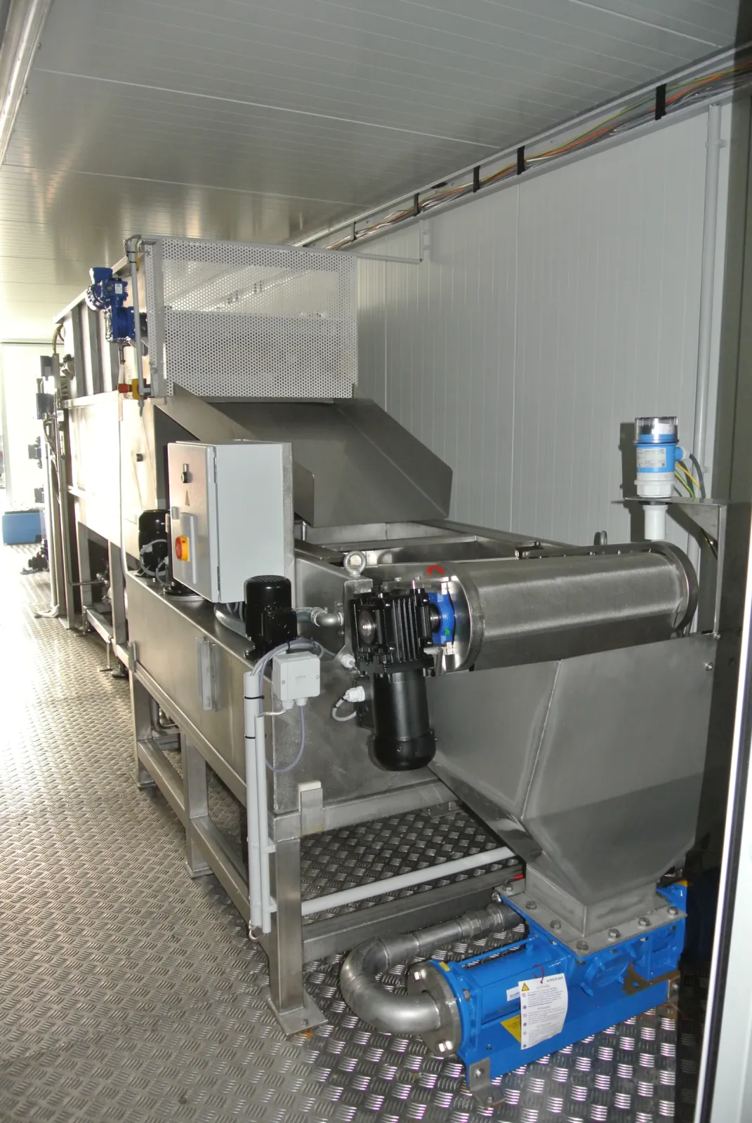 CONTAINERIZED WASTEWATER TREATMENT PLANT (Germany) - Inside
