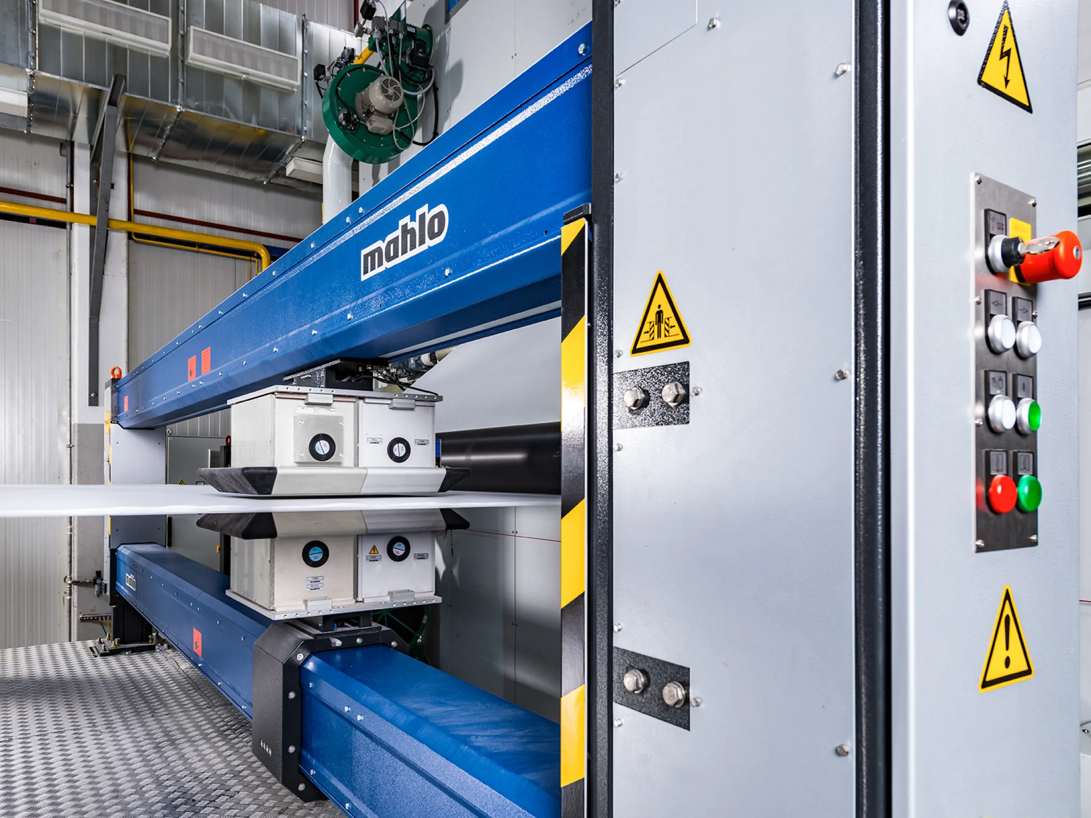 Continuous control of the cross profiles of basis weight and residual moisture