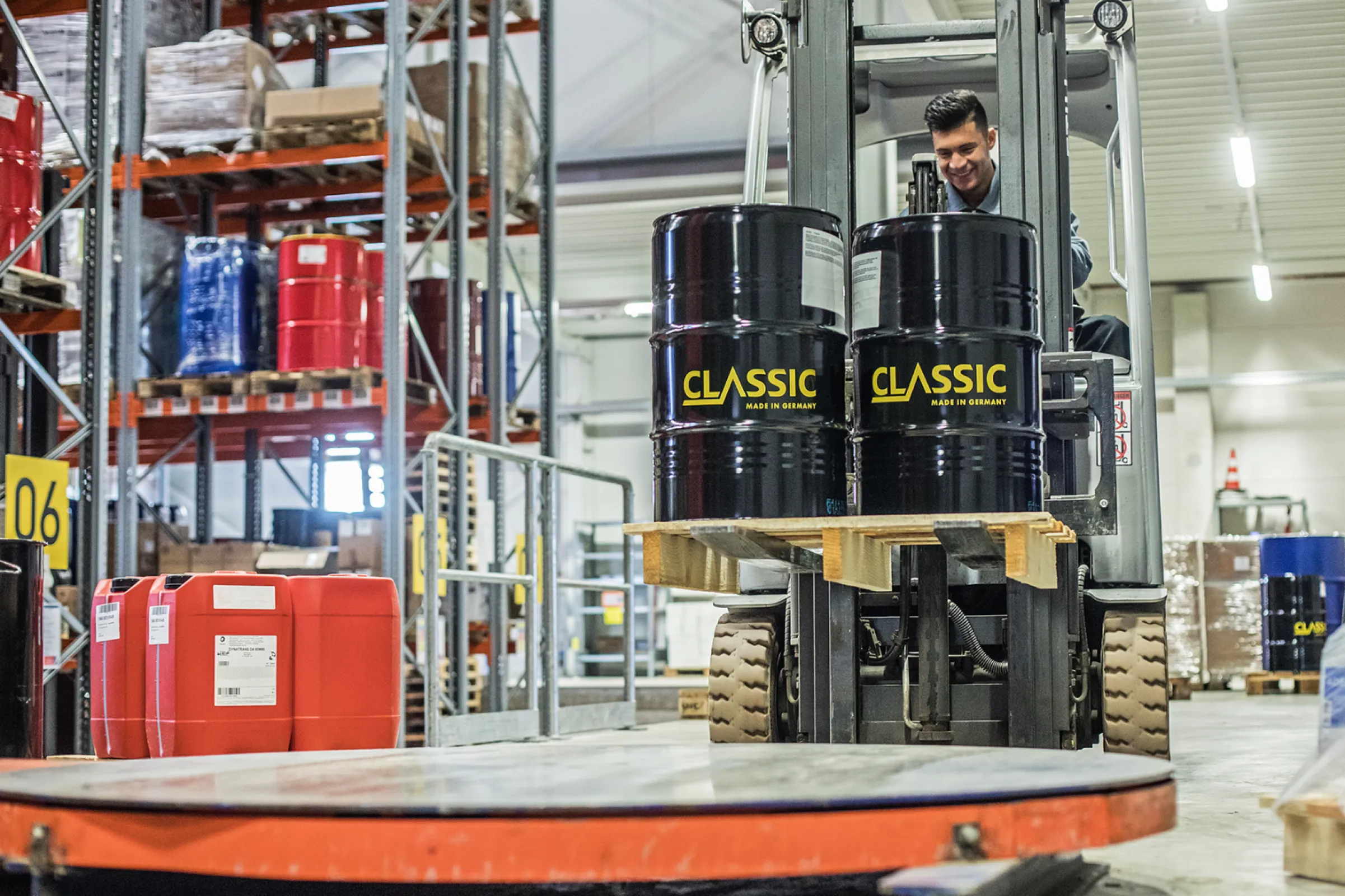 Efficient warehouse operations with CLASSIC oil drums ready for global delivery.