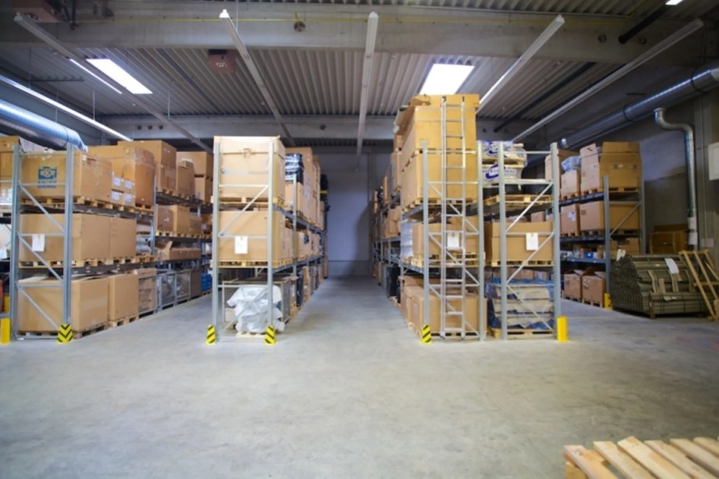 NP Trading GmbH operates modern warehouses of 2,000 square metres each in both Germany and Saudi Arabia, with over 3,500 different items in stock, ensuring prompt availability for all customer requirements.