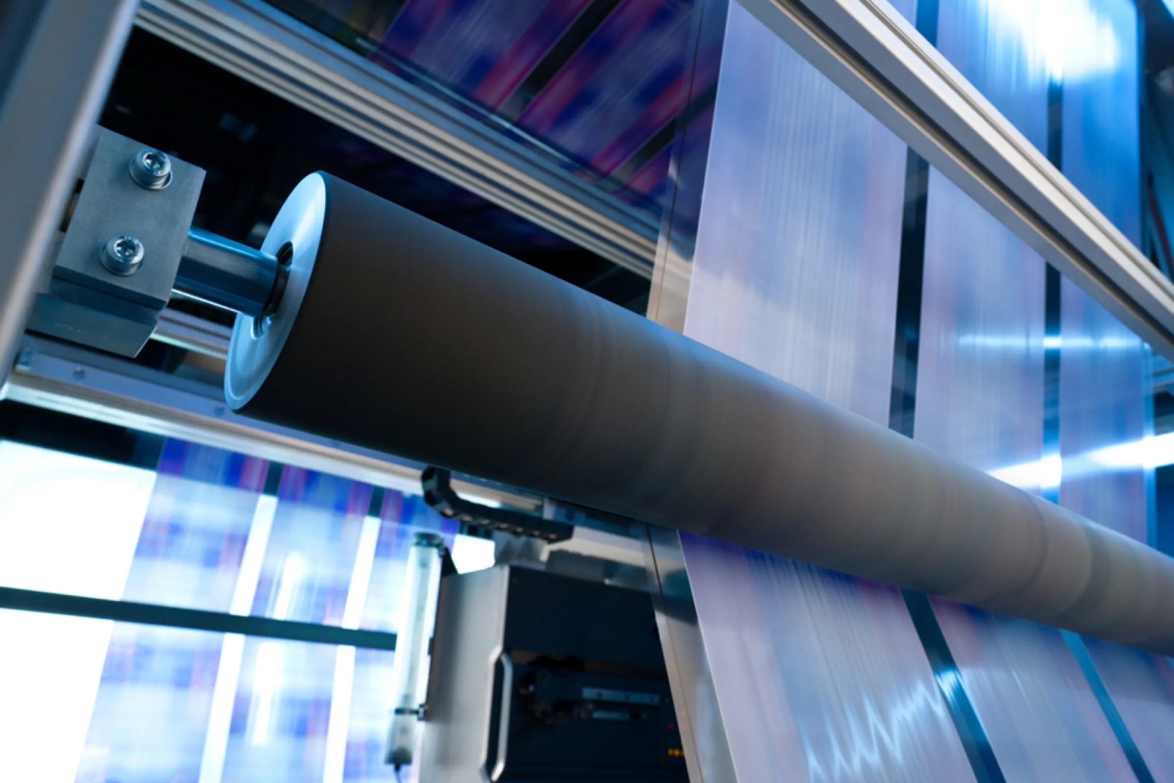 Web guide rollers for sensitive manufacturing processes with maximum running accuracy