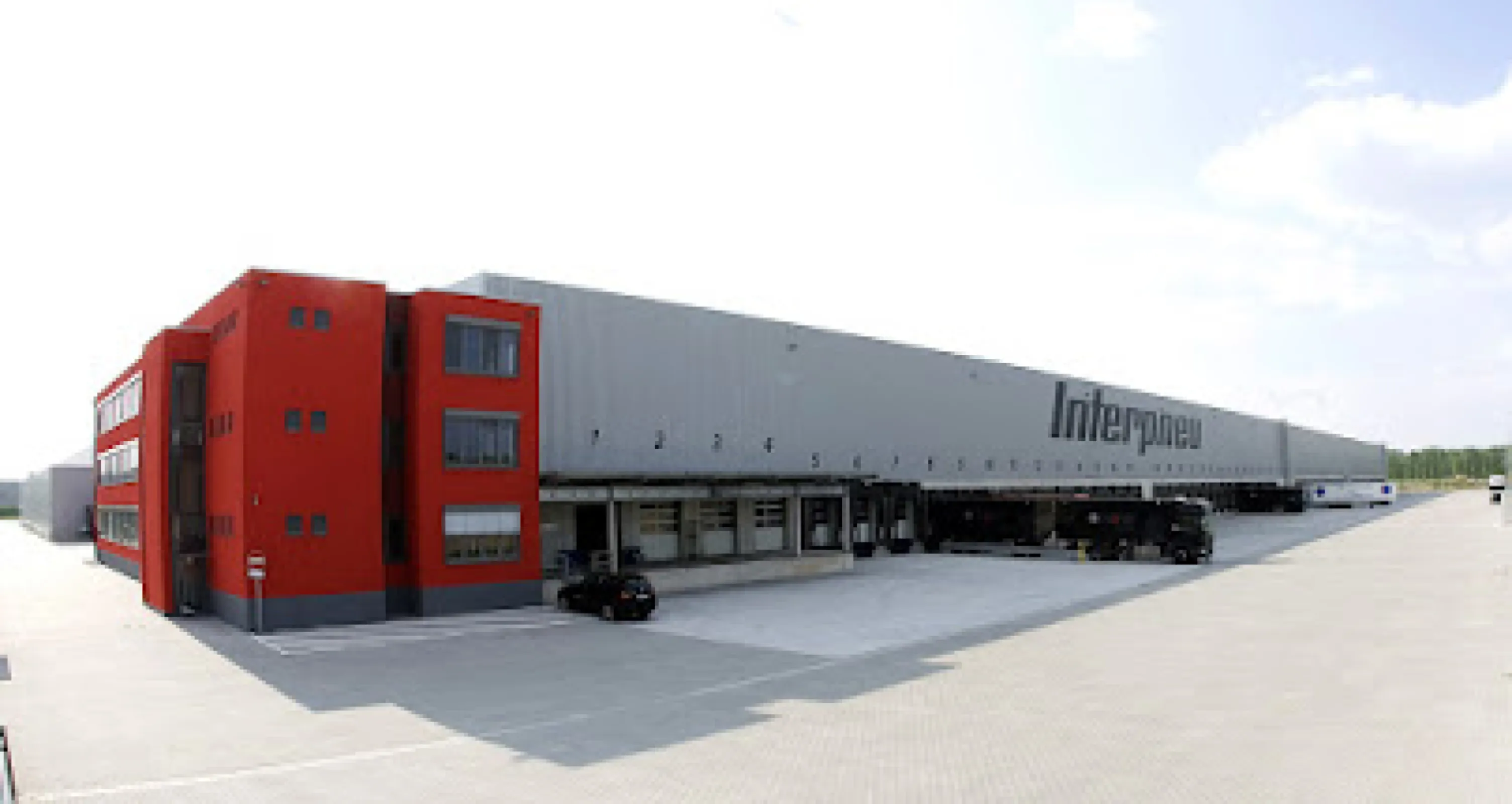Central warehouse and logistics centre for consumer tyres