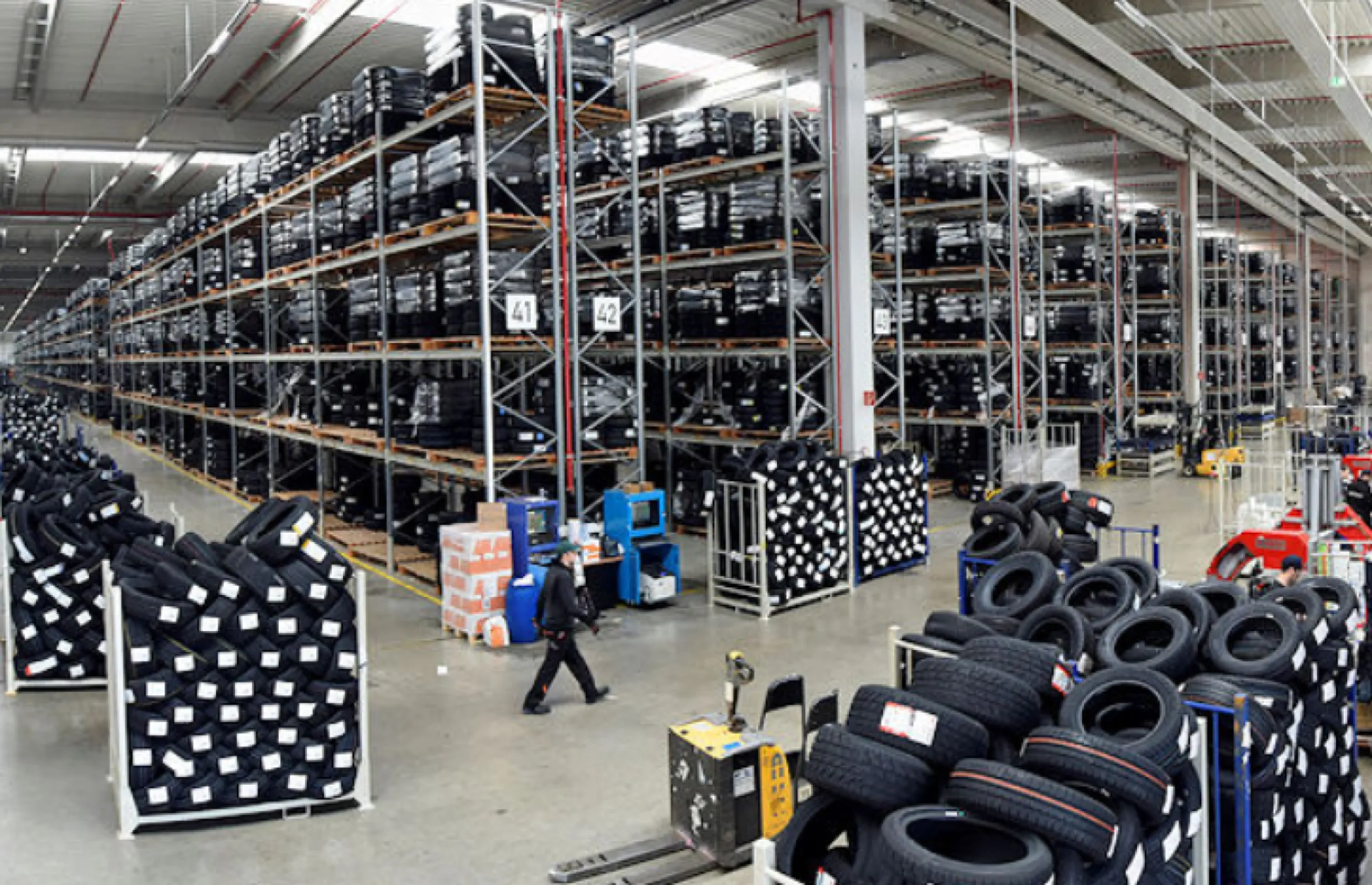 Central warehouse and logistics centre for consumer tyres