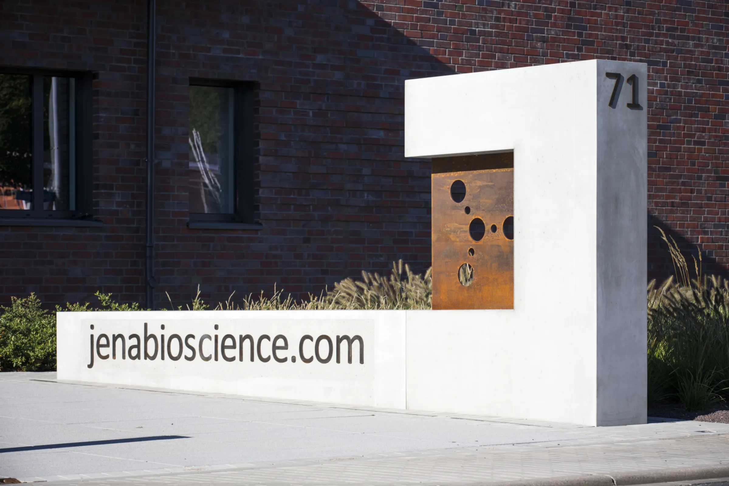 Visit us in Jena, Germany or @ jenabioscience.com