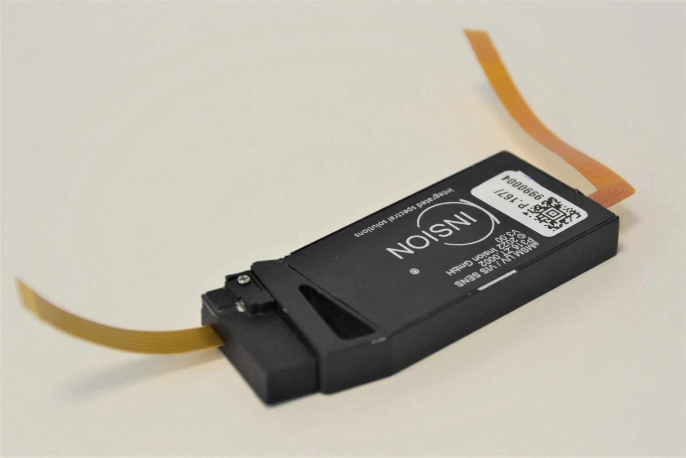 Compact spectrometer with miniaturized light source and optical sampling system