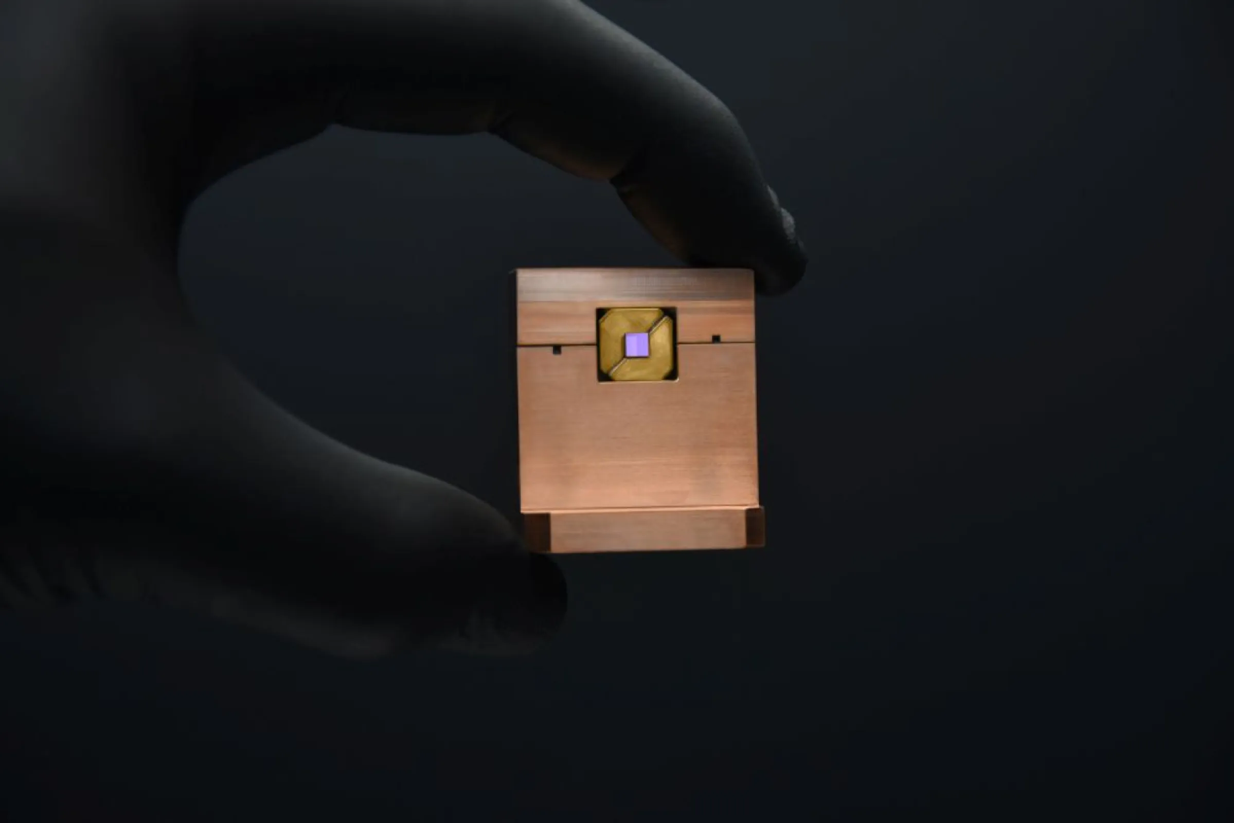 Soldered Cube Crystal Package with CTE matched Submount