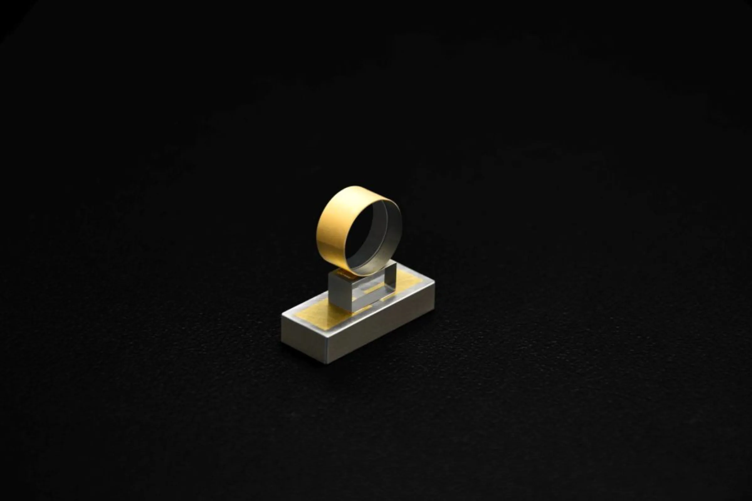 Optic on submount (suitable for machine assisted alignment in molten solder bed)