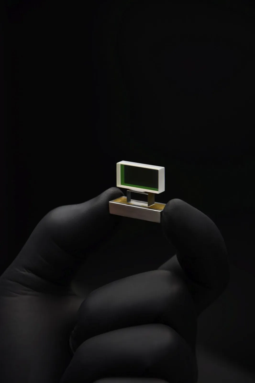 Optic on submount (suitable for machine assisted alignment in molten solder bed)