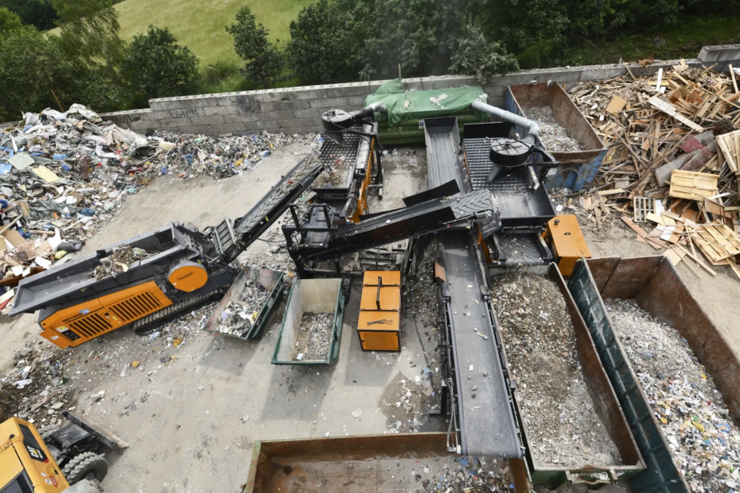 Presented here, the successful implementation of the MMPC (Mobile Modular Processing Concept) according to the legal and market-specific framework conditions in Germany. Together with our expert local dealers, we individually adapt the MMPC to the country-specific framework conditions and your needs. Efficient processing of commercial waste poses major legal and economic challenges for the waste management industry. The precise implementation of the Commercial Waste Ordinance (GewAbfV) is of crucial importance for all market participants. With Doppstadt's mobile-modular processing concepts MMPC, you are on the safe side. All plants designed according to this principle enable you to treat mixed construction and demolition waste legally and economically. In addition, the plant concept is so flexible that your company is able to react promptly if the framework conditions change.