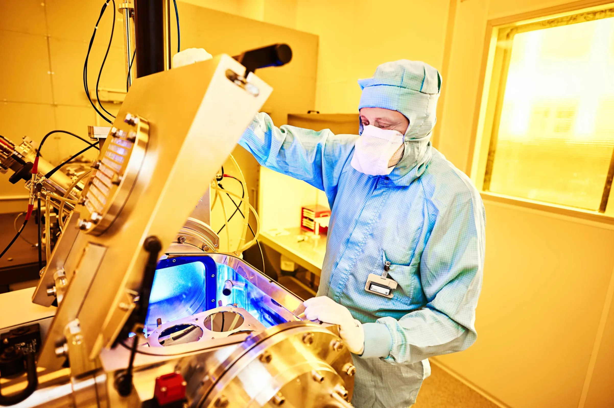 R&D on excellently equipped 2,000 sqm cleanroom laboratory space - here: implantation