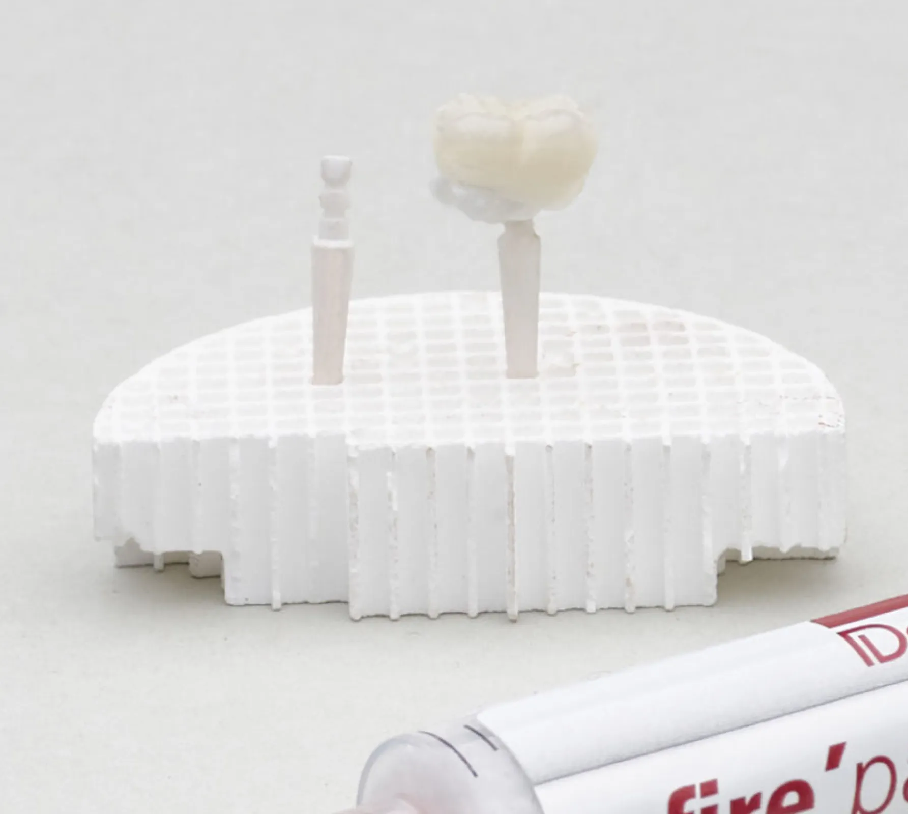 fire'paste for the gentle and safe fixation of crowns, veneers etc. in the furnace