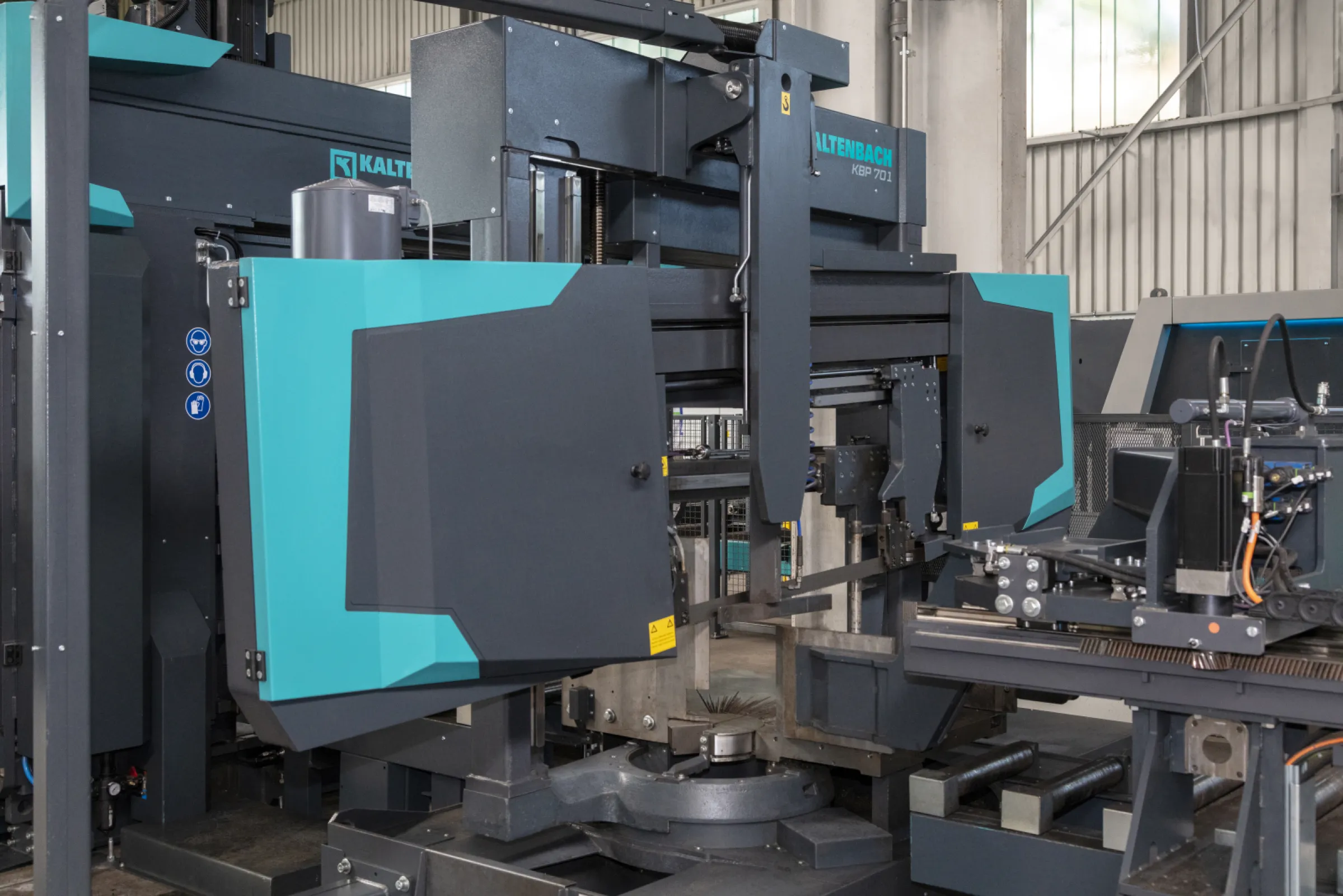 The KBP 701 band saw is built sturdily, cuts precisely and is suitable for light and heavy steel construction/trade.