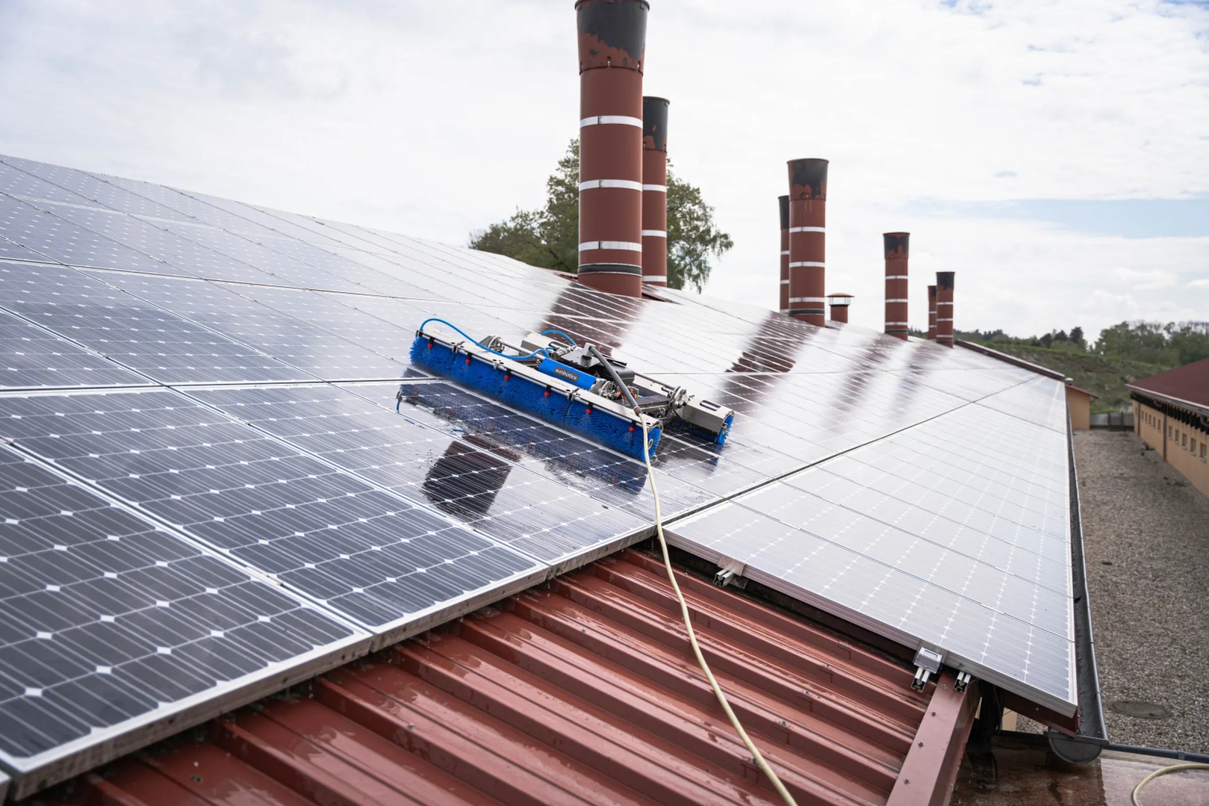 The sunbotics PV Cleaning Robot delivers outstanding cleaning results even on inclined rooftop installations of up to 30°, ensuring reliable operation and maximum efficiency.