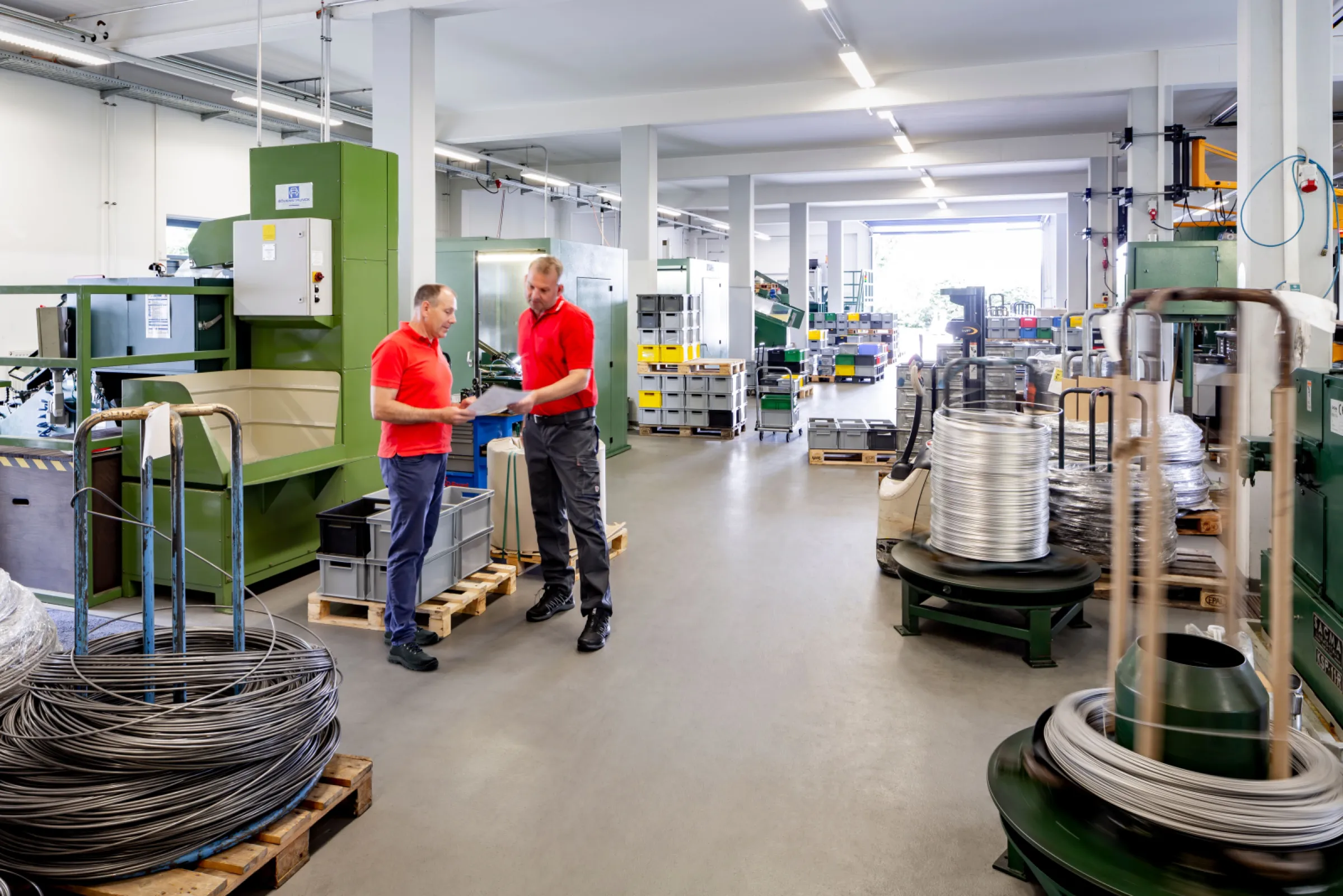 Production hall for welding fasteners
