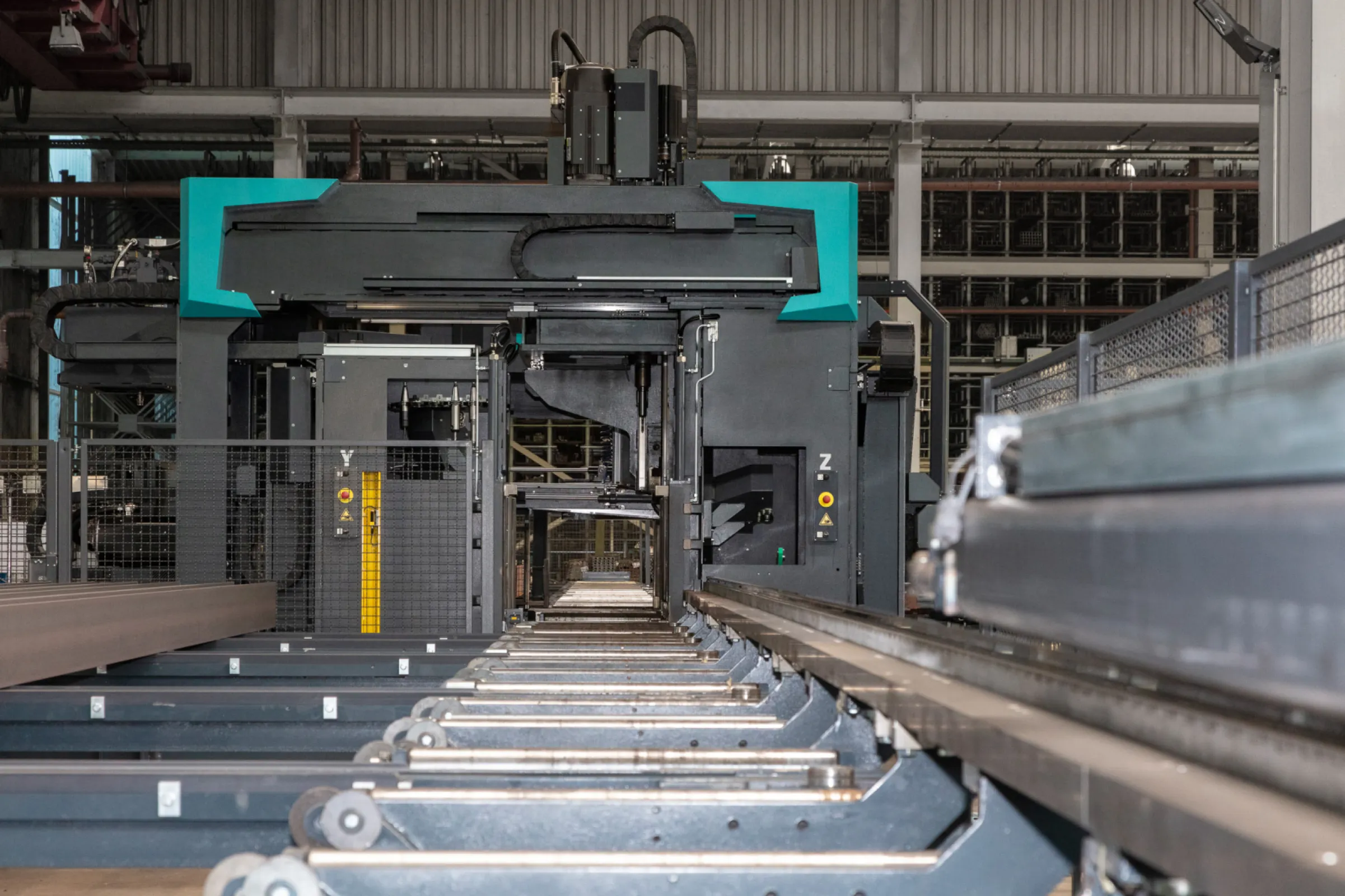 The steel beams are transported automatically via the new installed roller conveyors and processed individually in the saw drill combination.