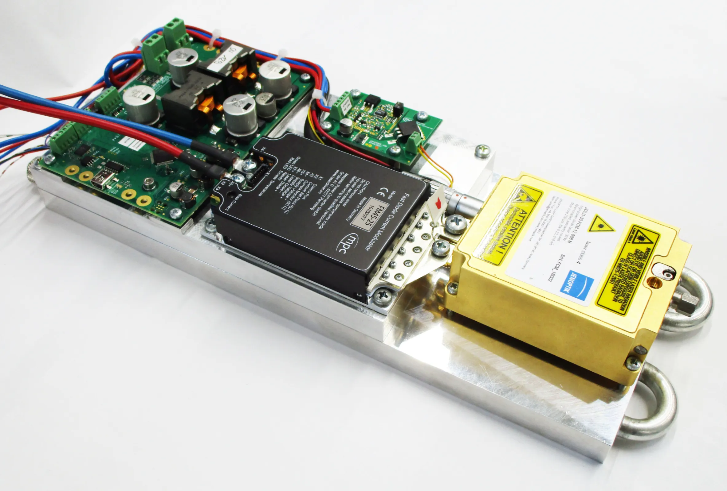 Set-Up with diode, fast driver, Peltierelement, TEC controller, pilot laser driver, water cooler