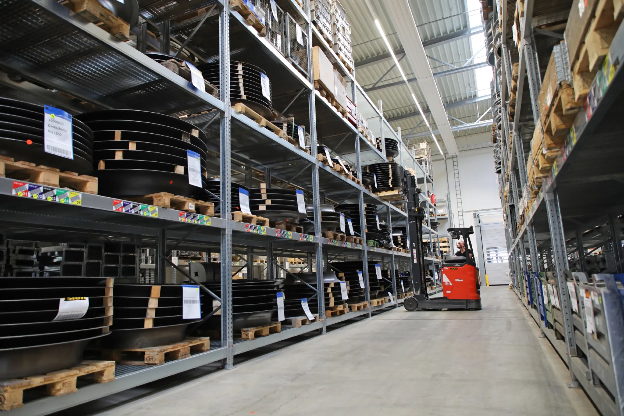 Over 8000 square meters of storage space ensure fast availability of spare parts.