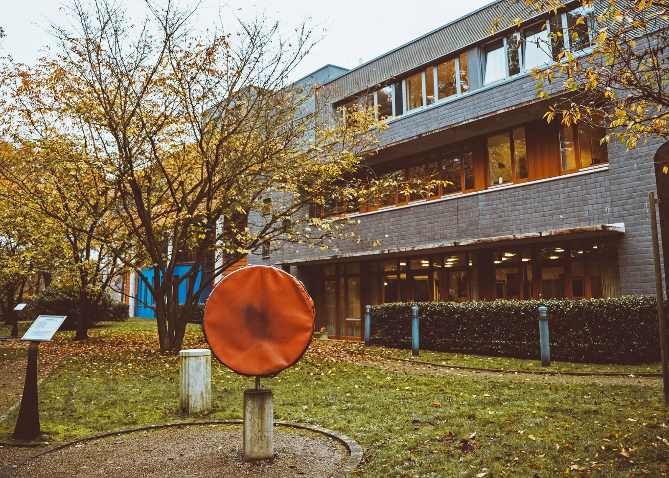 "Hörgarten" - Garden area with hearing experiments for the public in front of the "Haus des Hörens" (House of Hearing), location of the Fraunhofer IDMT in Oldenburg, Germany,  © Fraunhofer IDMT, Anika Boedecker