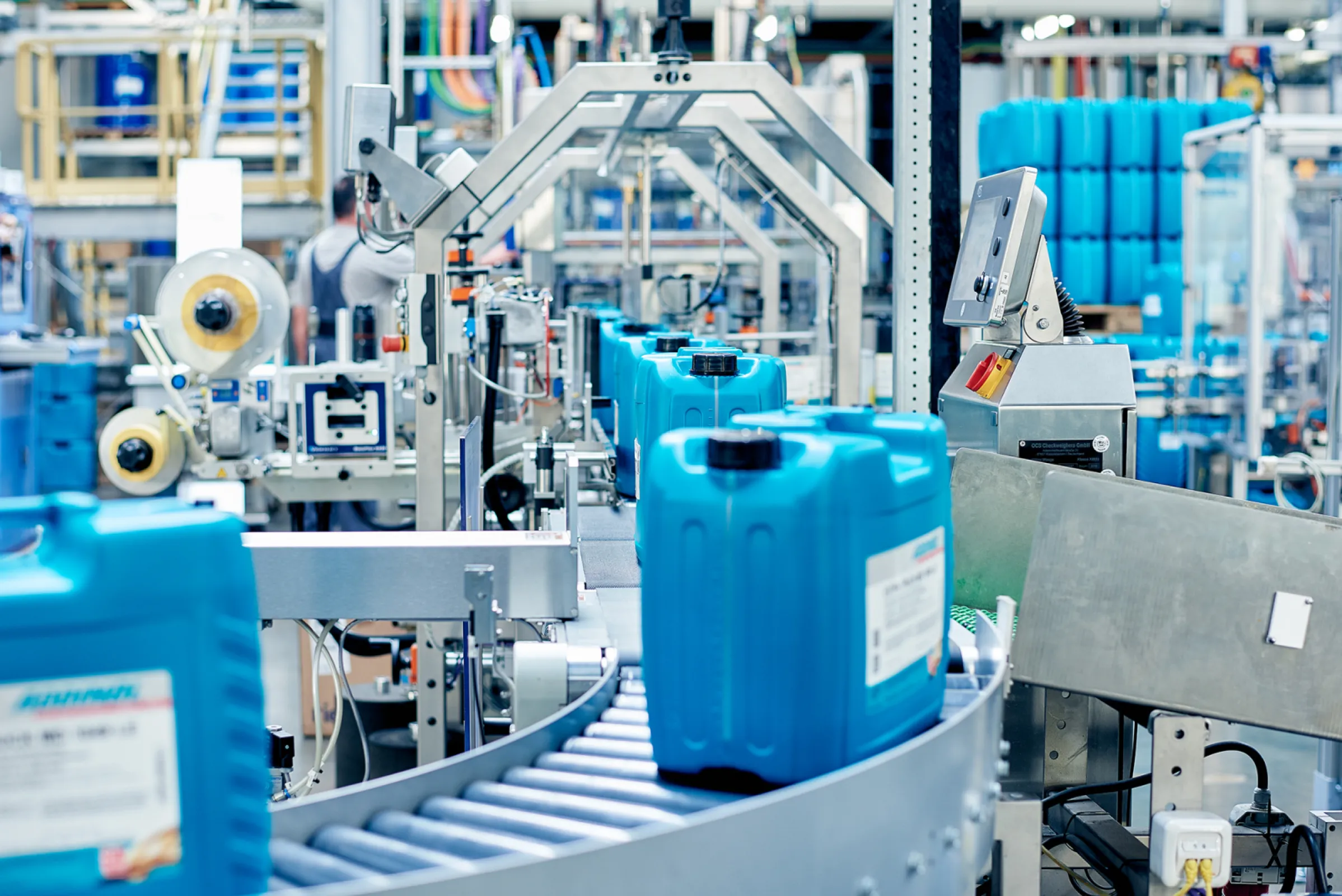 ADDINOL packing units are distinctive! They combine attractive design and perfect functionality. For their application at the customer the lubricants are filled into small cans, hobbocks, drums or containers; larger quantities reach their destination in tank cars.