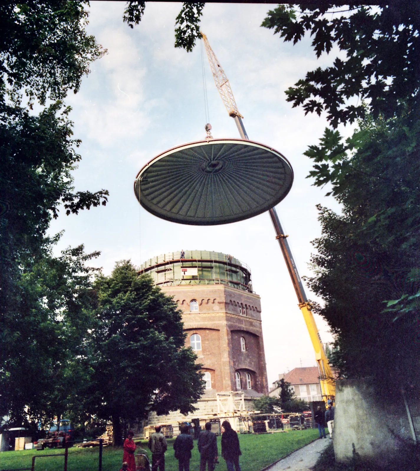 Mounting of the preassembled dome in Essen, DE
