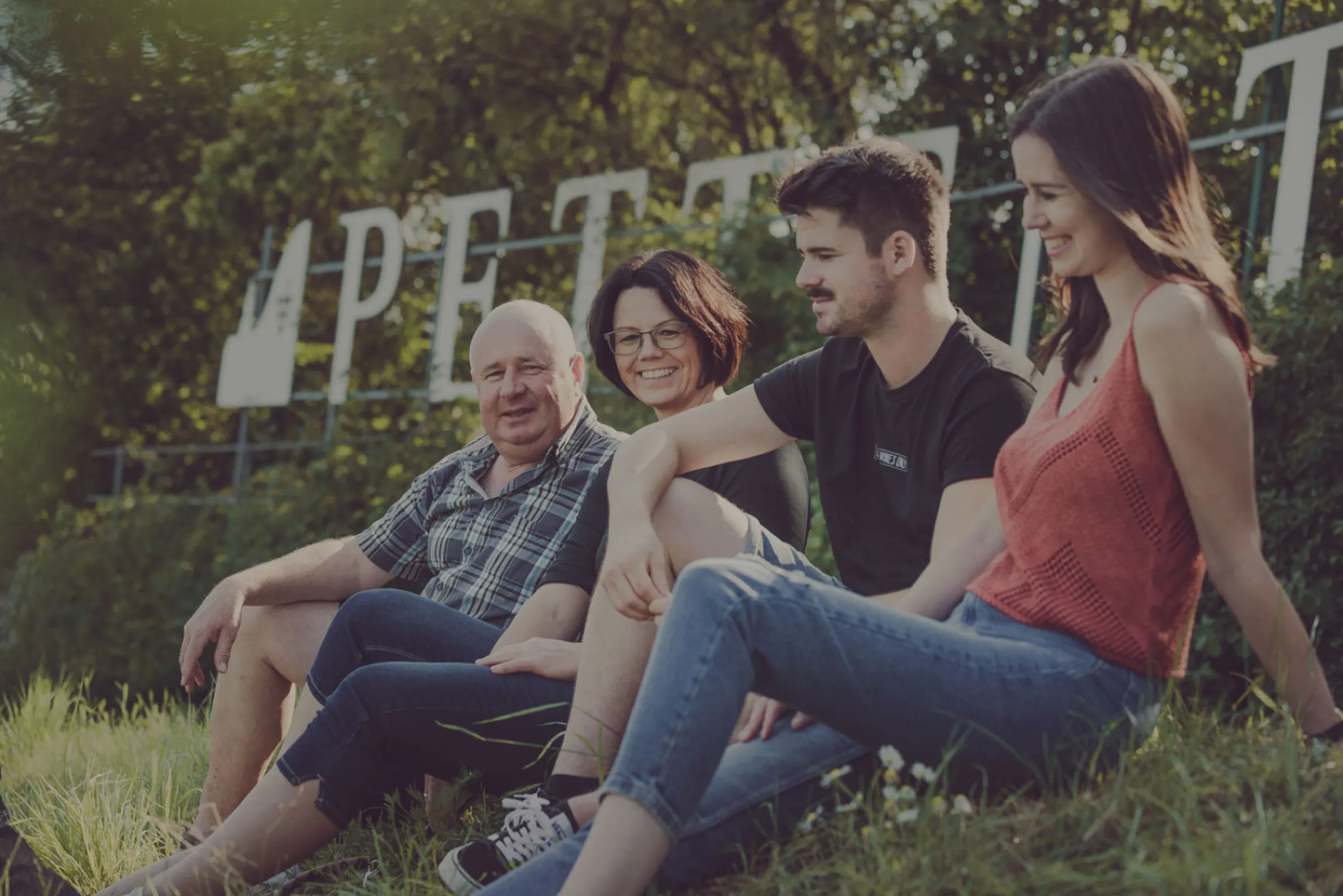 Franziska and Johannes together with their parents Angela and Eckehart Gröhl (12th generation) in the "Pettenthal" vineyard in Nierstein.