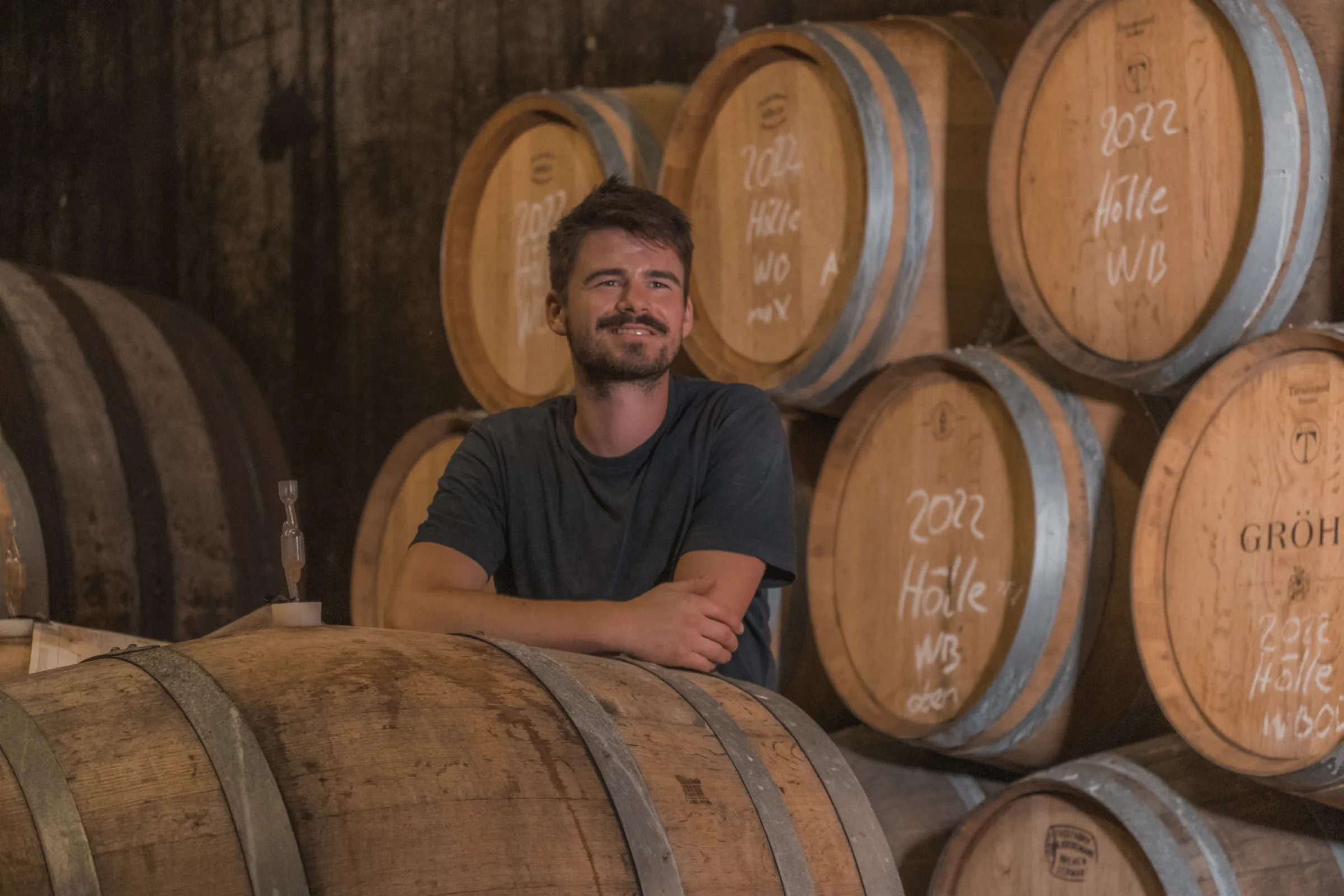 Once in the cellar, we place great importance on spontaneous fermentation with the wine's own yeasts. For white wines, this takes place both in stainless steel as well as in barrique and small barrels. The so-called micro-oxidation is what characterizes the maturation in wooden barrels. This is a quality-enhancing process of the wine that emphasizes the wine's own aromas. Our red wines undergo fermentation on the skins, which is known as maceration fermentation. Afterward, they mature in barrique and small barrels. After fermentation, each wine is given as much time as it needs. Many white wines are only released after 14 months, and many red wines after 24 months. Once in the cellar, we place great importance on spontaneous fermentation with the wine's own yeasts. For white wines, this takes place both in stainless steel as well as in barrique and small barrels. The so-called micro-oxidation is what characterizes the maturation in wooden barrels. This is a quality-enhancing process of the wine that emphasizes the wine's own aromas. Our red wines undergo fermentation on the skins, which is known as maceration fermentation. Afterward, they mature in barrique and small barrels. After fermentation, each wine is given as much time as it needs. Many white wines are only released after 14 months, and many red wines after 24 months.