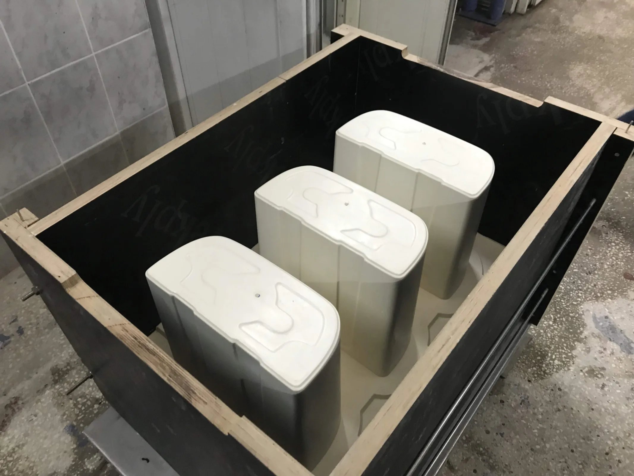 3 CAVITY FLUSH TANK CASE MOLD