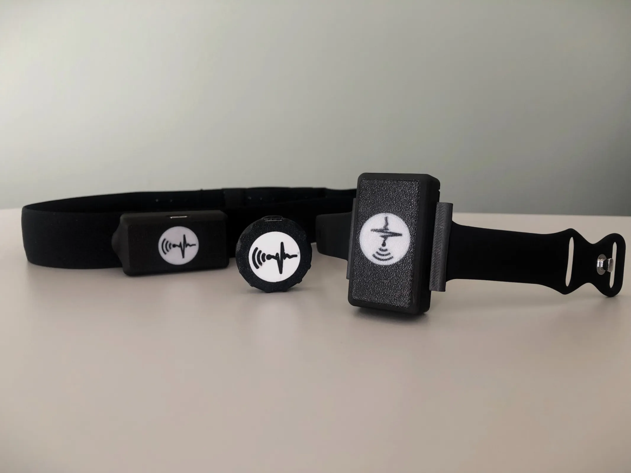 maphera® sensor nodes can be embedded in arm and headbands, smart patches, chest straps or textiles with integrated ECG technology, and various other physiological sensors (©Fraunhofer IIS)