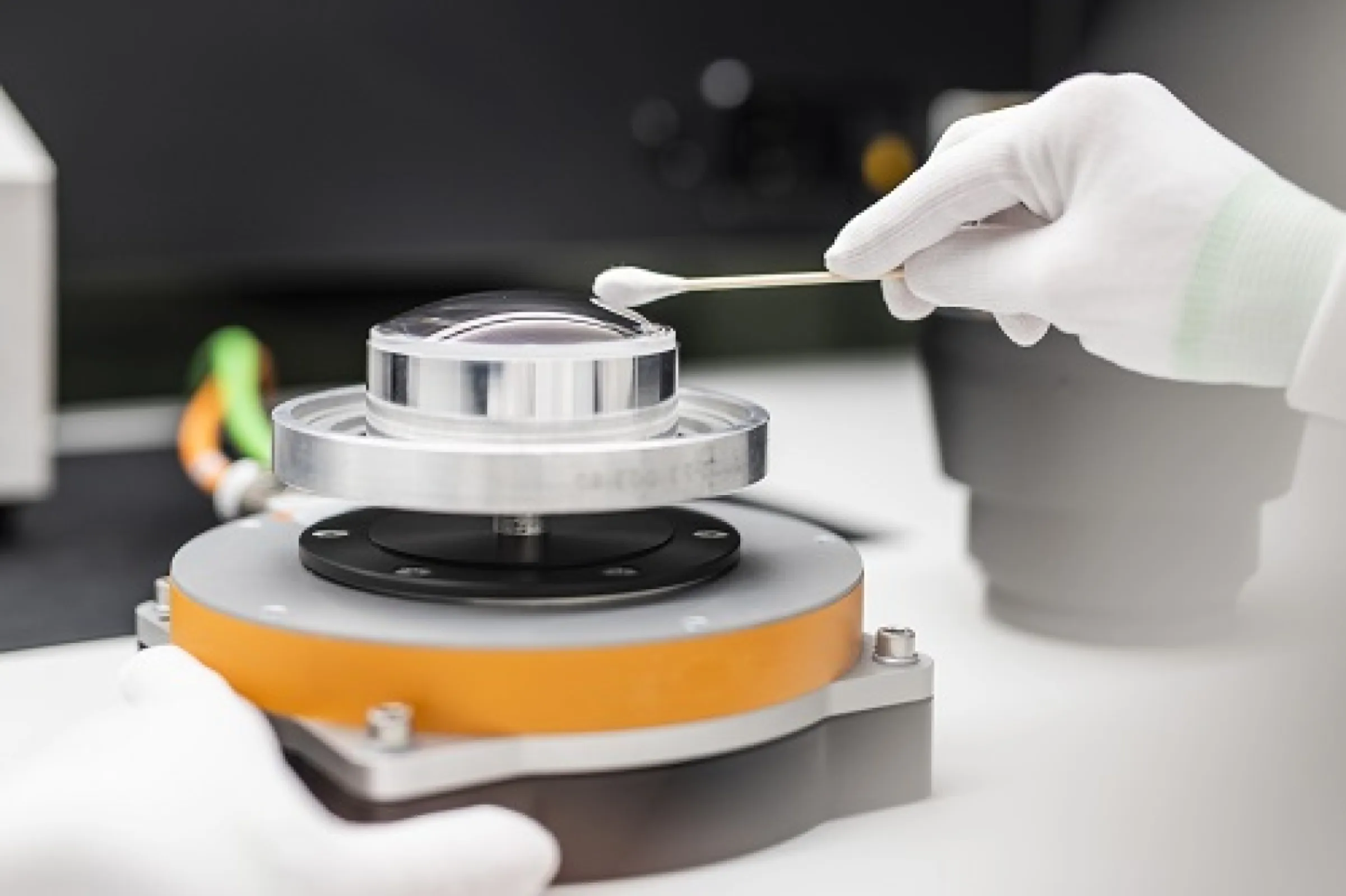 Assembly of customized optical systems, optomechanical/optpelectronic systems