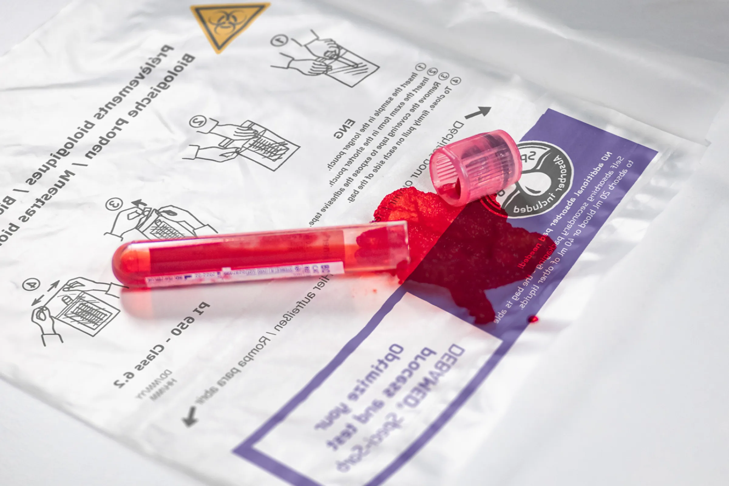 DEBAMED® Speci-Bag with Speci-Sorb: The integrated absorbent liner soaks up leaked sample material within approx. 10 minutes.