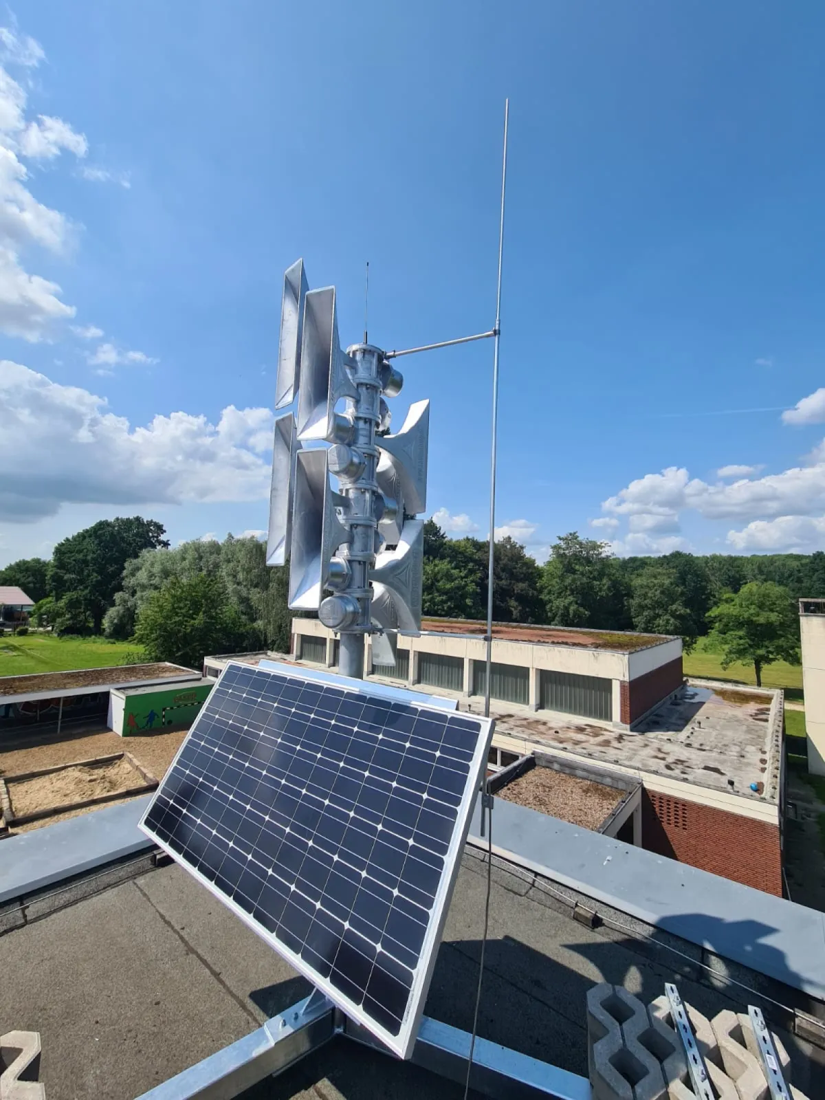 Electronic siren tripod mounting with solar supply