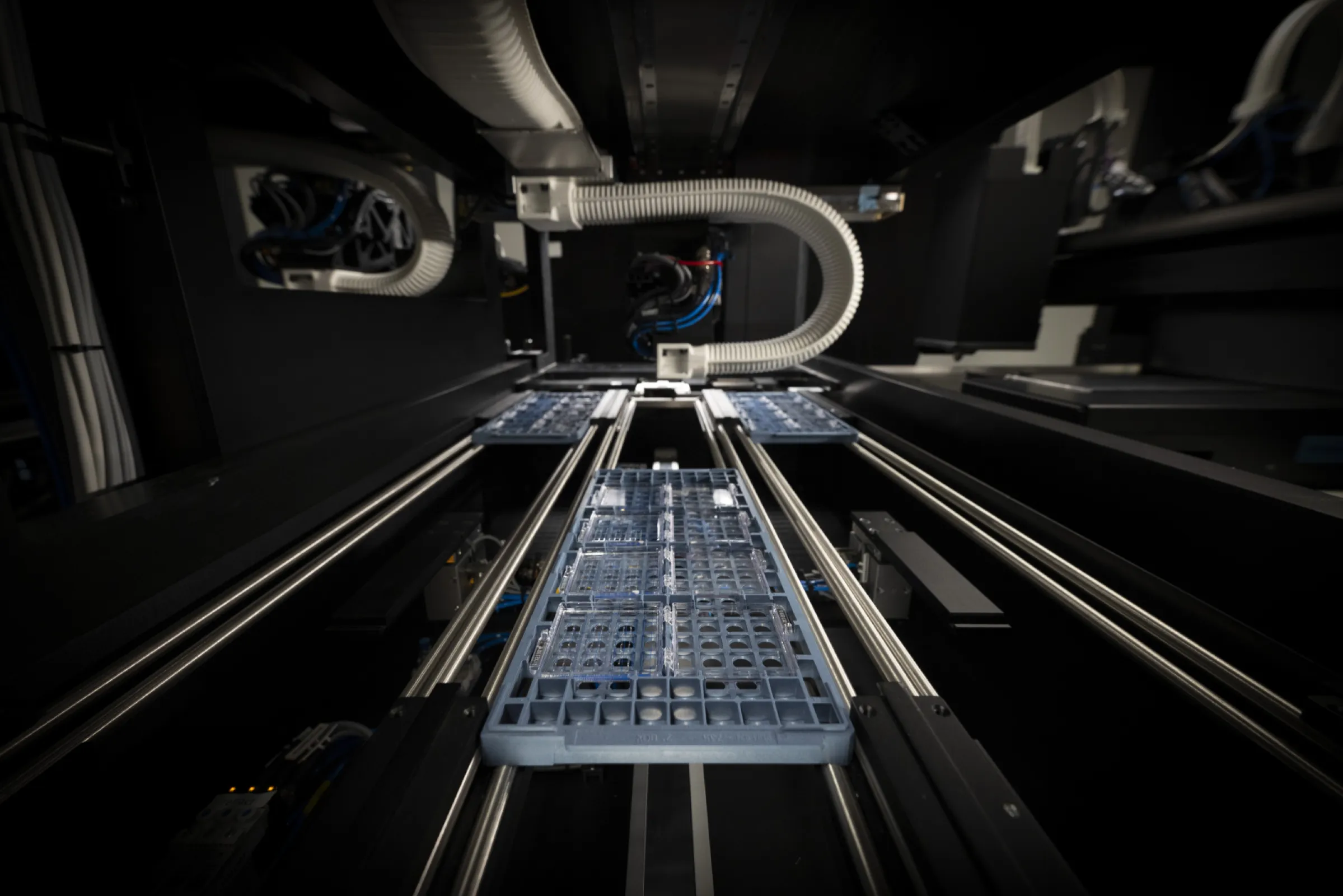 Automatic loading of JEDEC Trays from casette based loading with up to 5m² loading capacity providing random access functionality