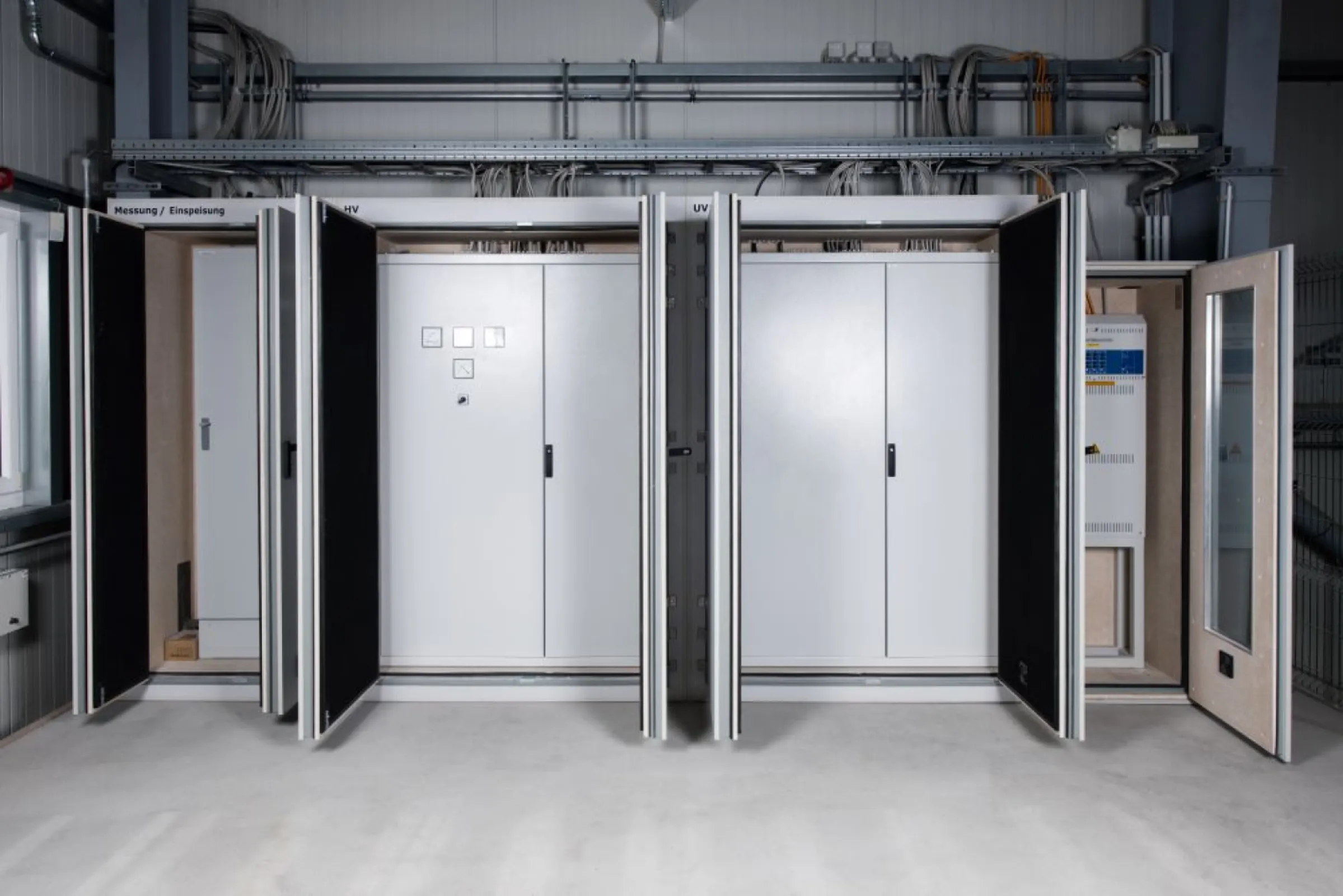 CS 90: Floor-standing open enclosures. Suitable for functional integrity for 90 minutes, fire resistance 90 minutes.