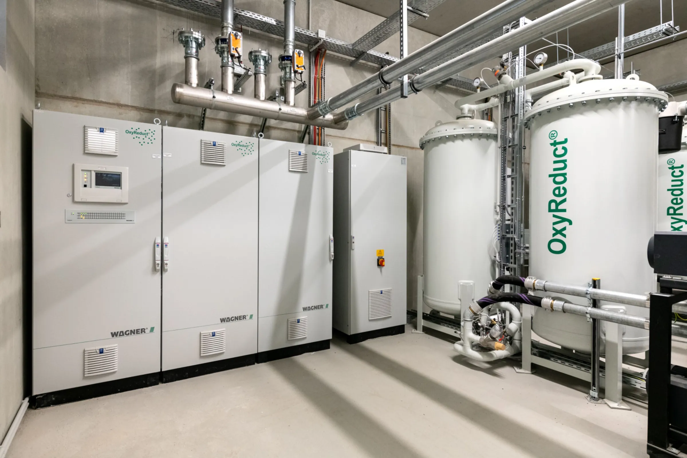 The OxyReduct® oxygen reduction system helps to prevent fires. This particular system protects a high-bay warehouse containing up to 50,000 e-bikes. Storing these bikes poses a particular challenge due to the risk of spontaneous combustion of their partially charged lithium-ion batteries.
