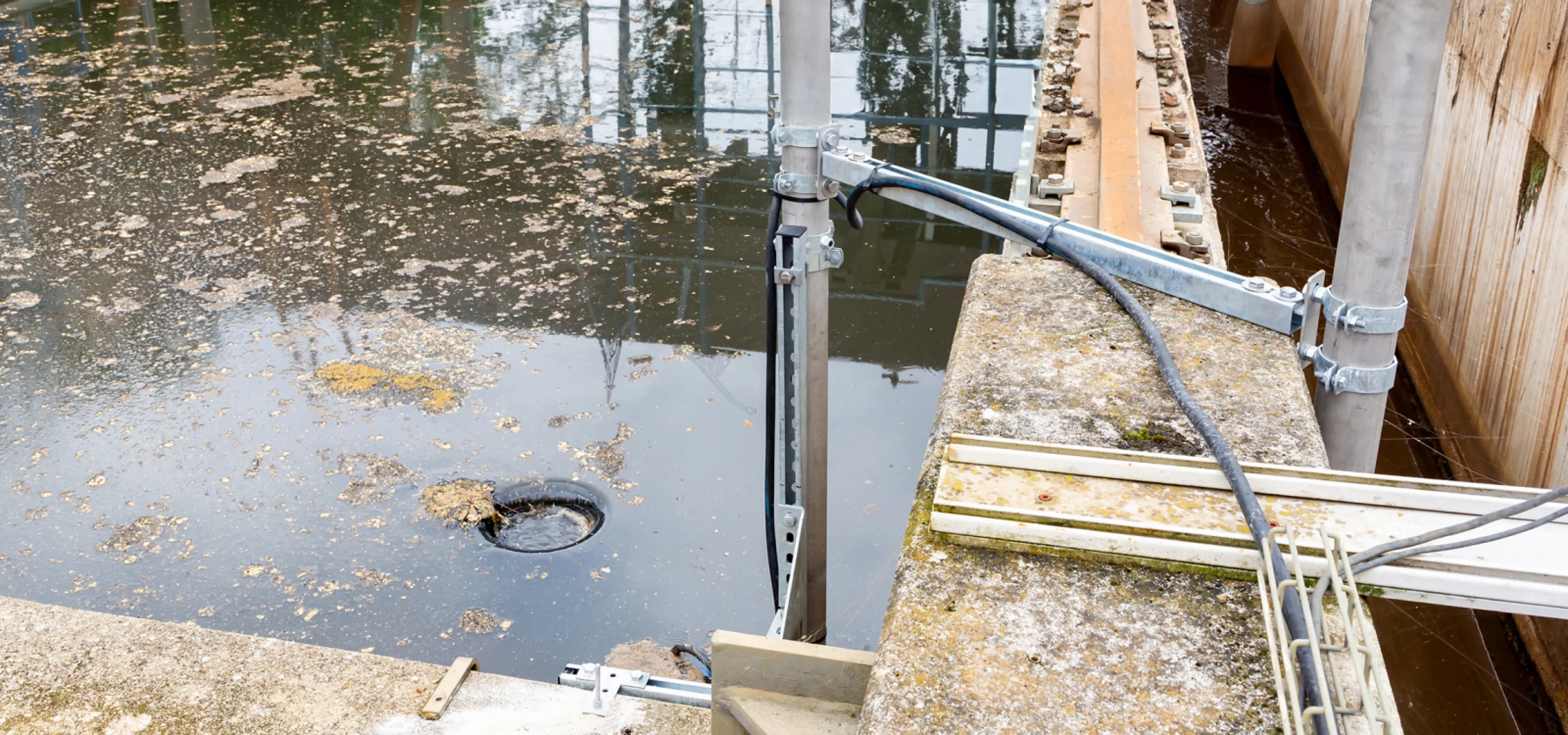 SKIMWORKS Floating Sludge Suction System – Installation View