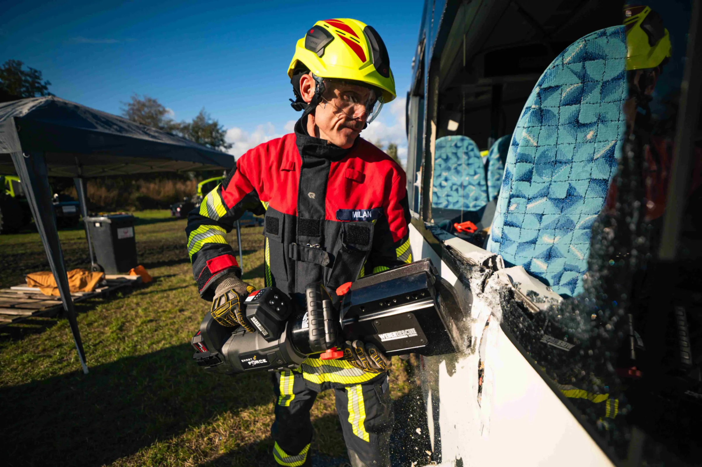 Linear rescue cutter used in bus or train rescue operations