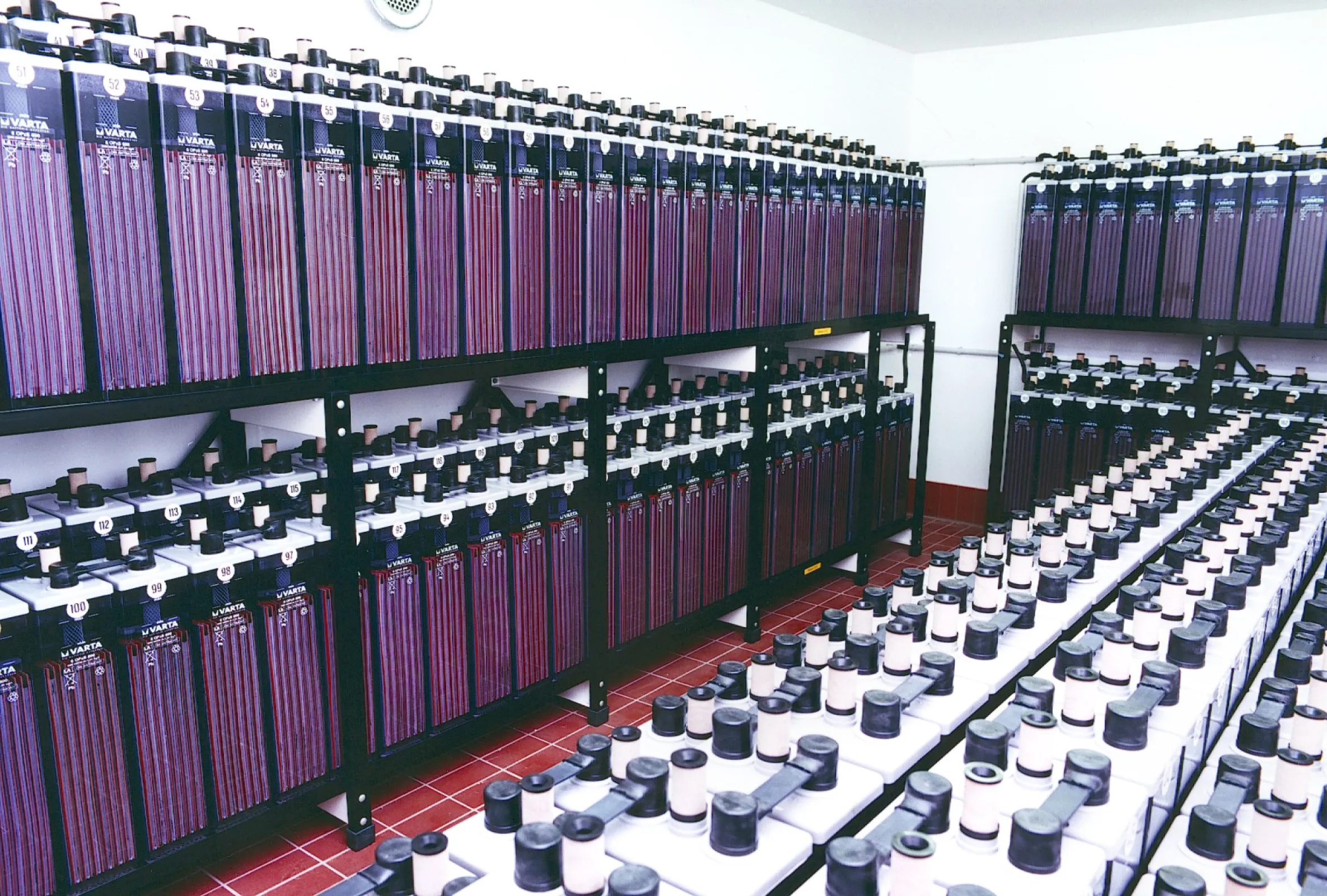 2-tier stepped standard racks with batteries