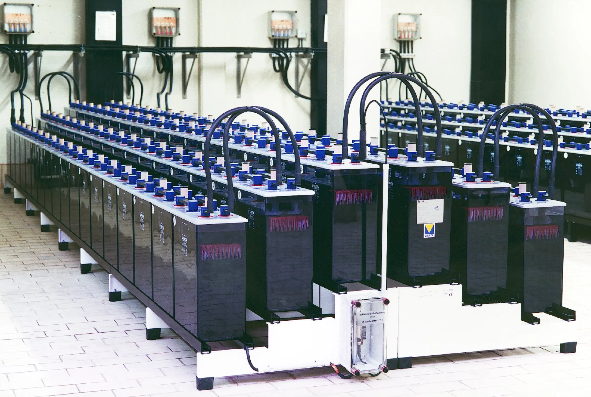 2 x 3-steps standard floor racks with batteries