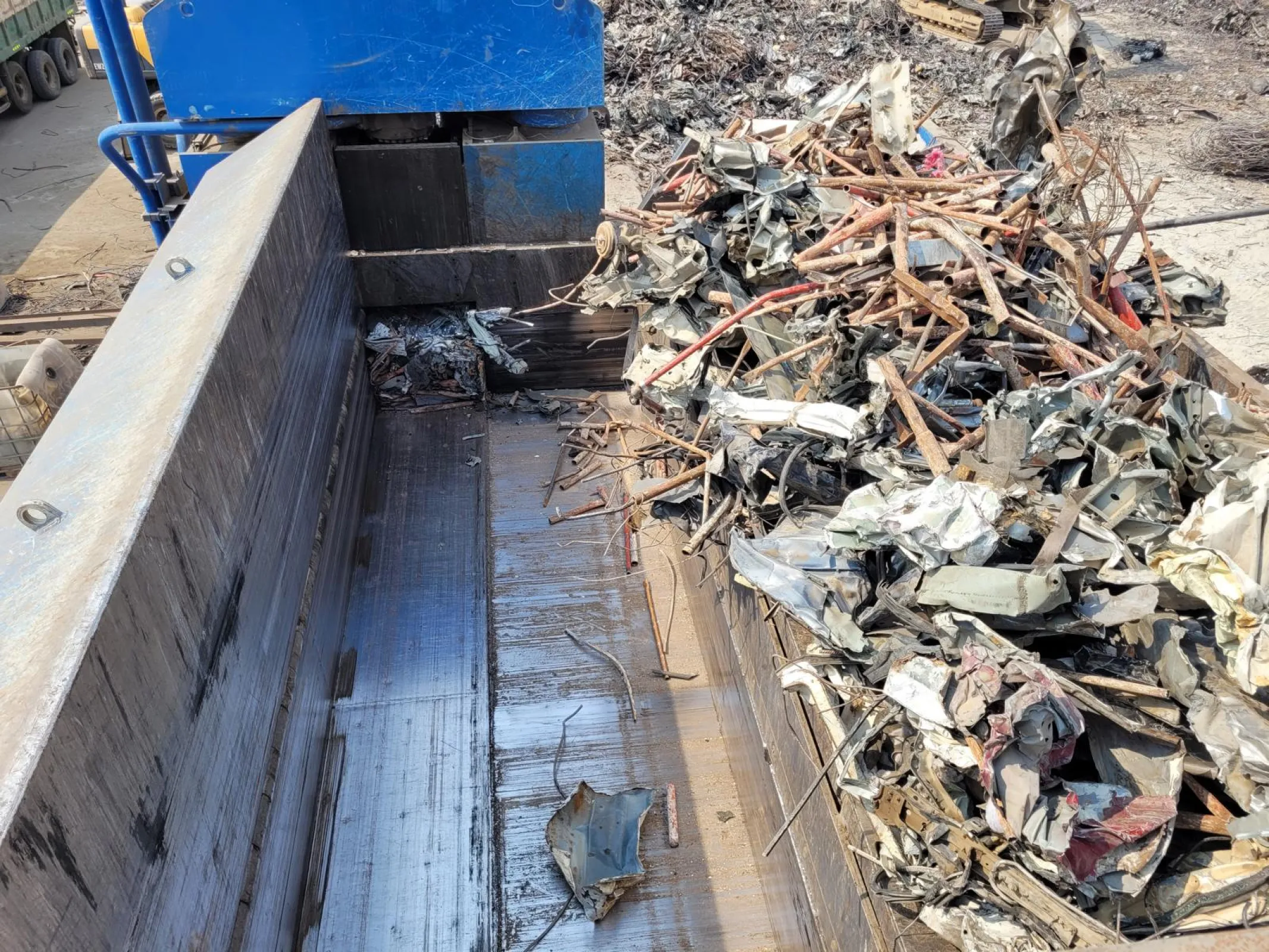 Prefilling box and long lid for easy pre-compaction