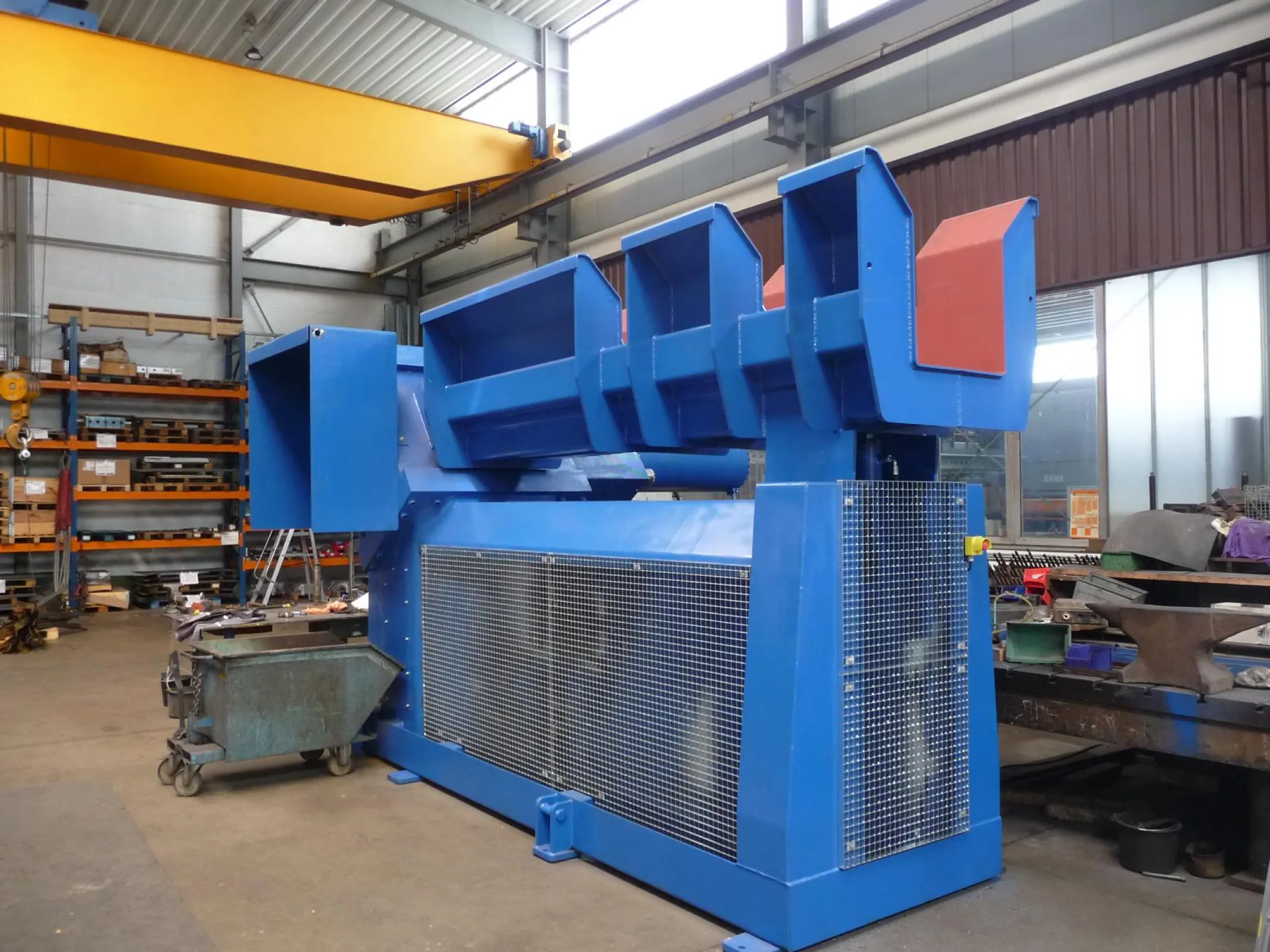 Compact scrap shear for long material like profiles, pipes and bars
