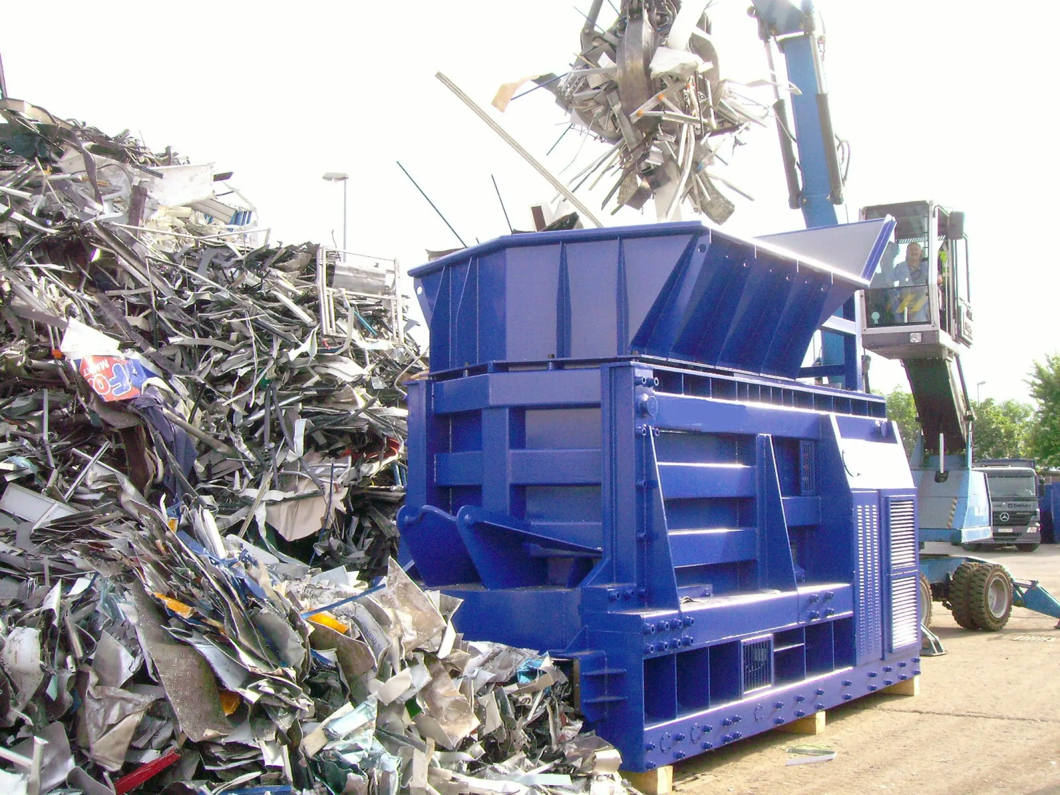 Mobile scrap shear for mixed scrap