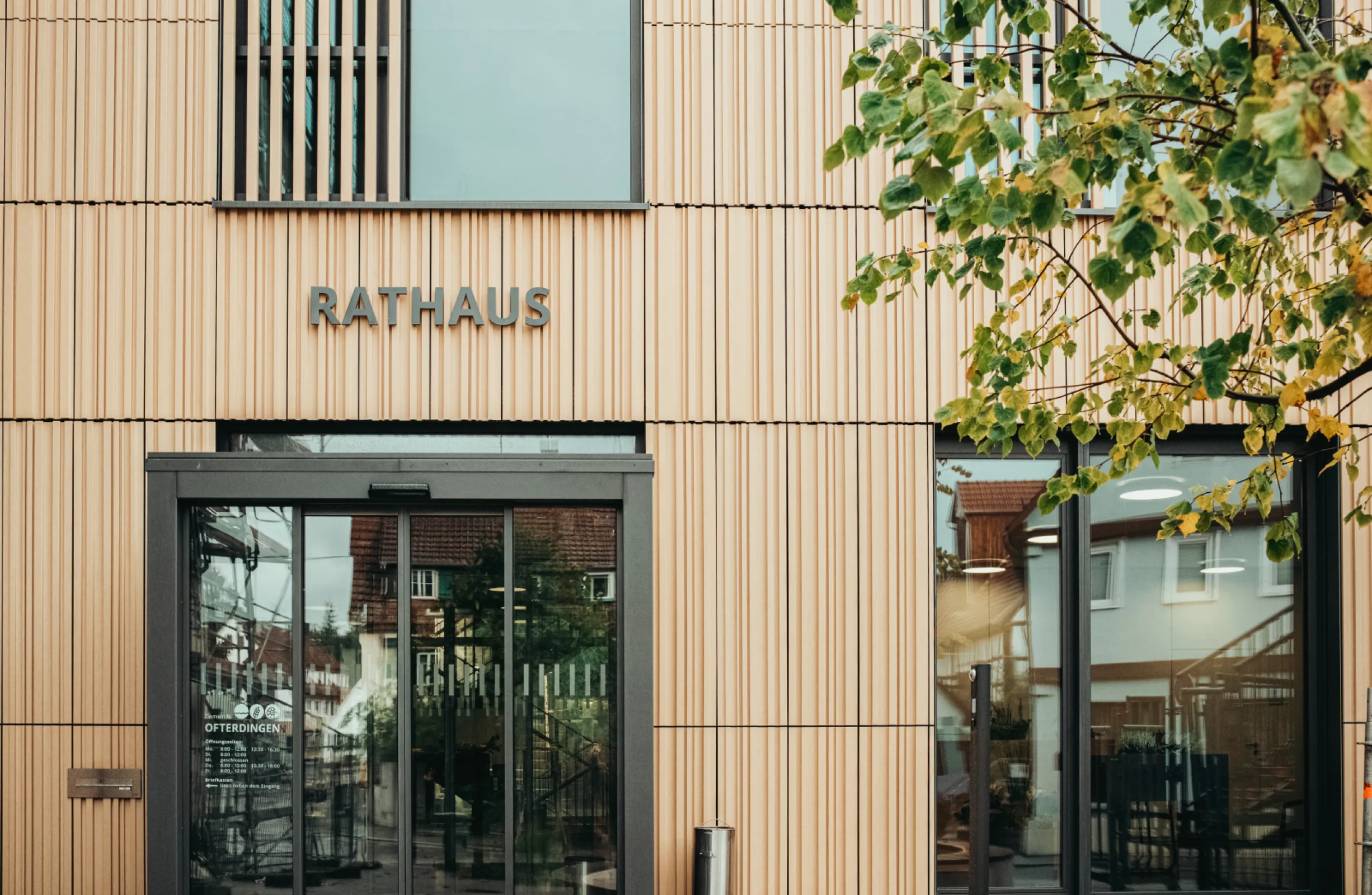 Ofterdingen Town hall, Ofterdingen (DE), Surfaces: TP-01 | TP-02 | SQR-60×60-1, Project Type: Renovation, Architect: Glück & Partner GmbH (DE), Photographer: Büro Magma