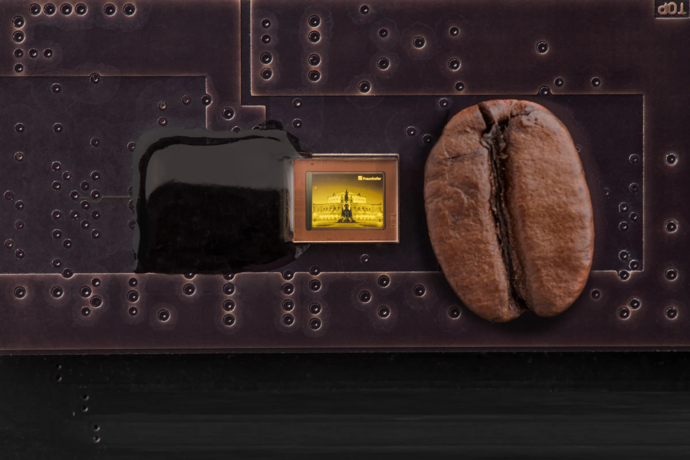 OLED microdisplay with a resolution of 1440 x 1080 pixels and the world's smallest pixels of 2.5 micrometers © Fraunhofer IPMS