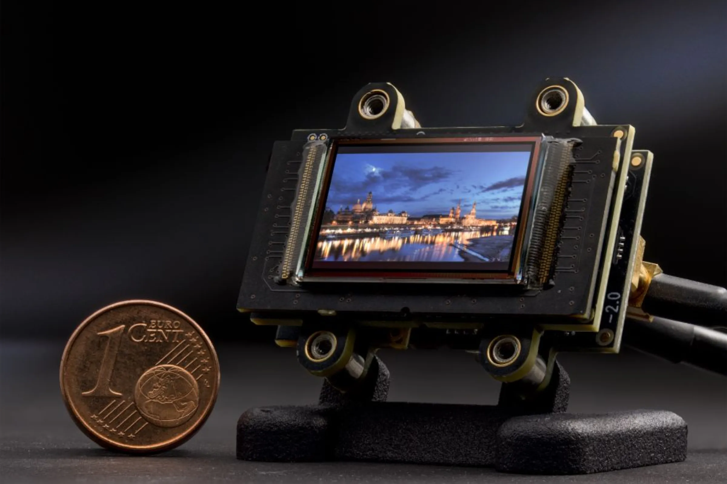 Universal Data Converter for Display Data (UDDC) with high-resolution OLED microdisplay (WUXGA) ©Fraunhofer IPMS