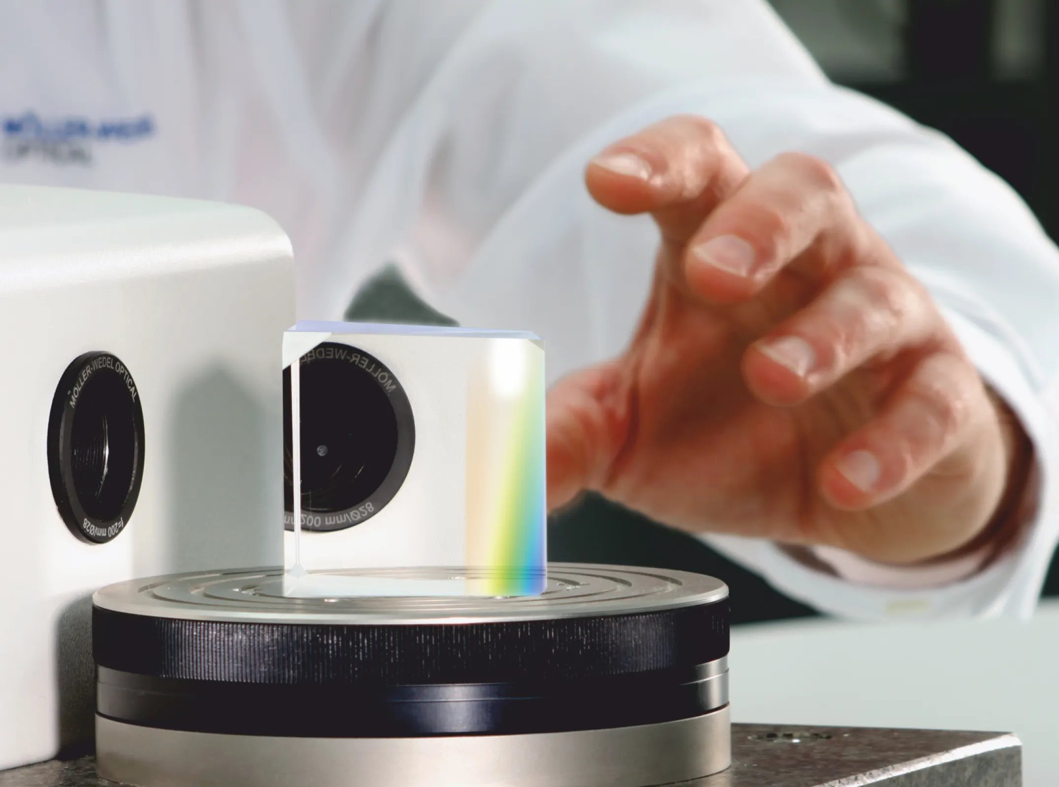 Goniometers for high-precision measurement of flat optical components