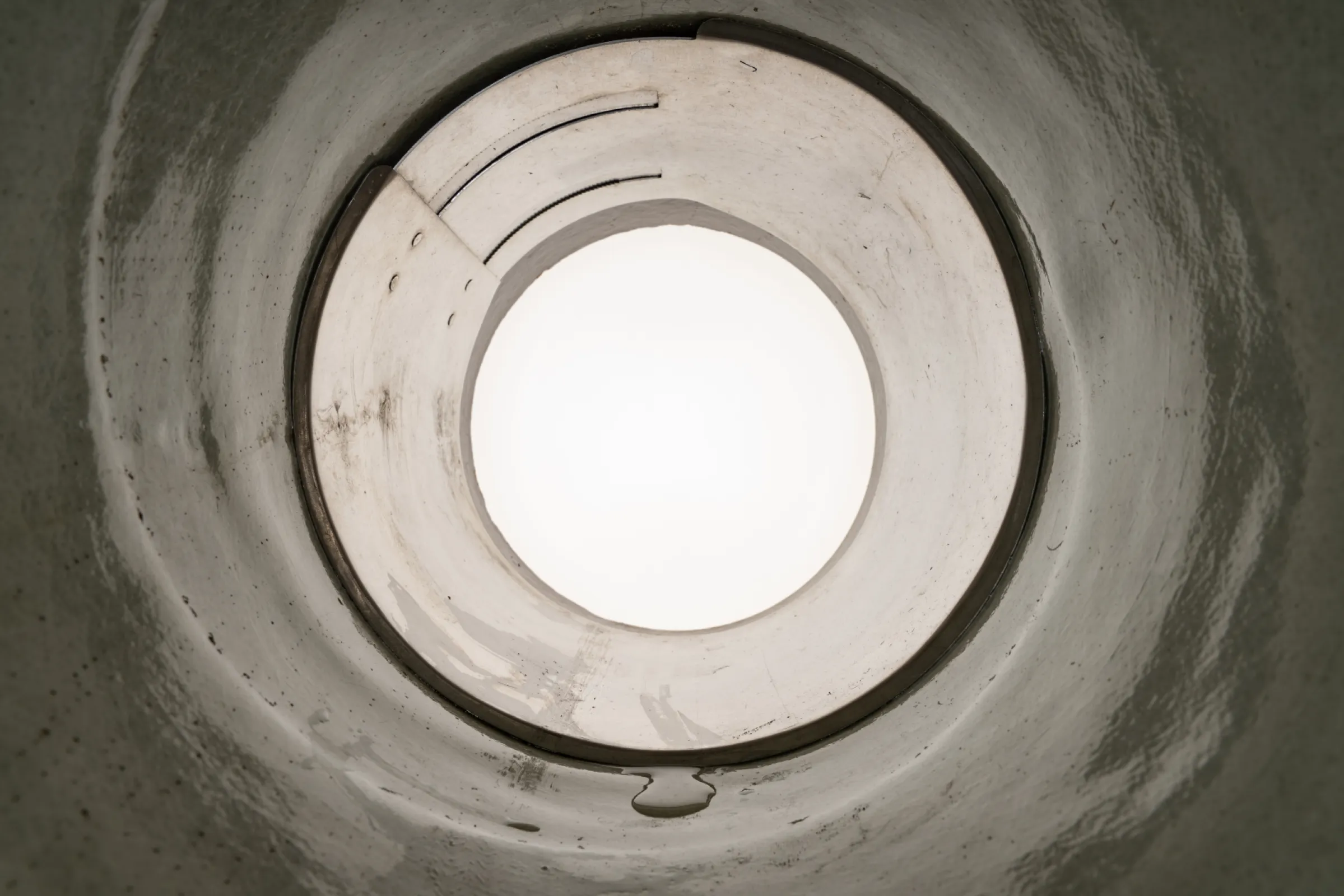 Our sleeve’s, external lock prevents passing impediments from becoming lodged.