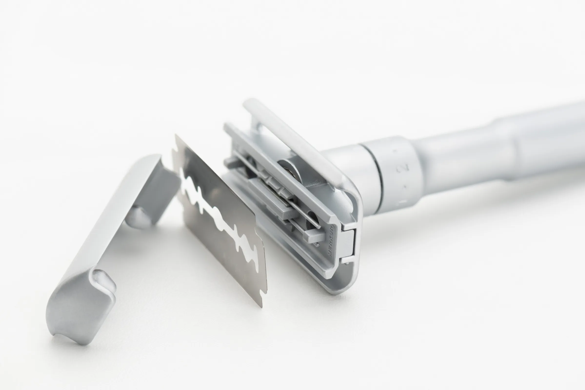 INSERTING RAZOR BLADE INTO SAFETYRAZOR MERKUR FUTUR 700
