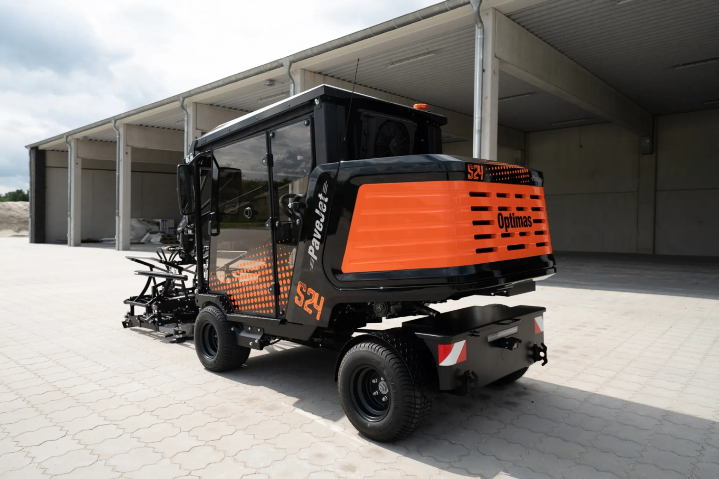 Optimas S24 Paver laying machine