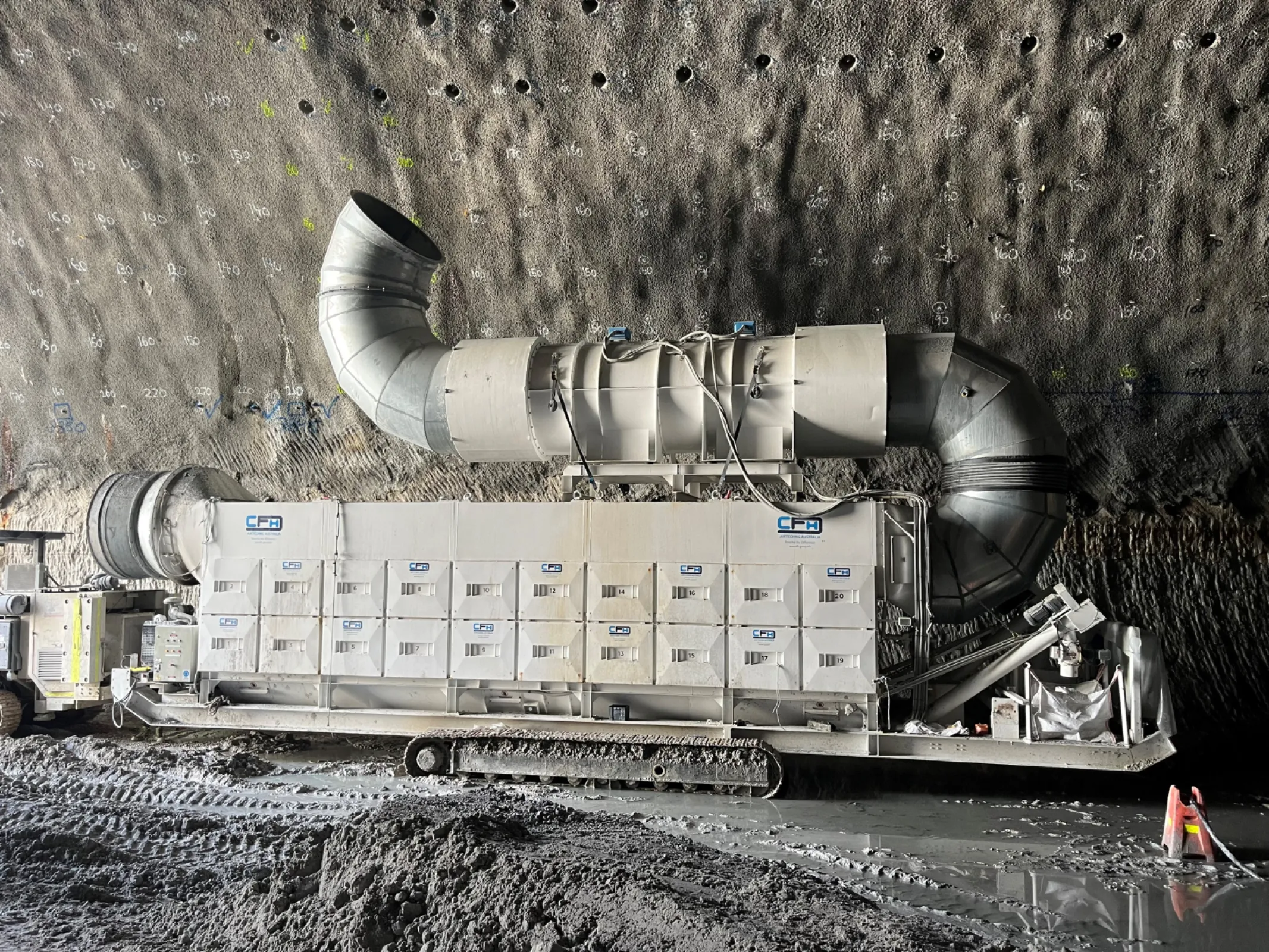 Dedusting unit with diesel powered track system